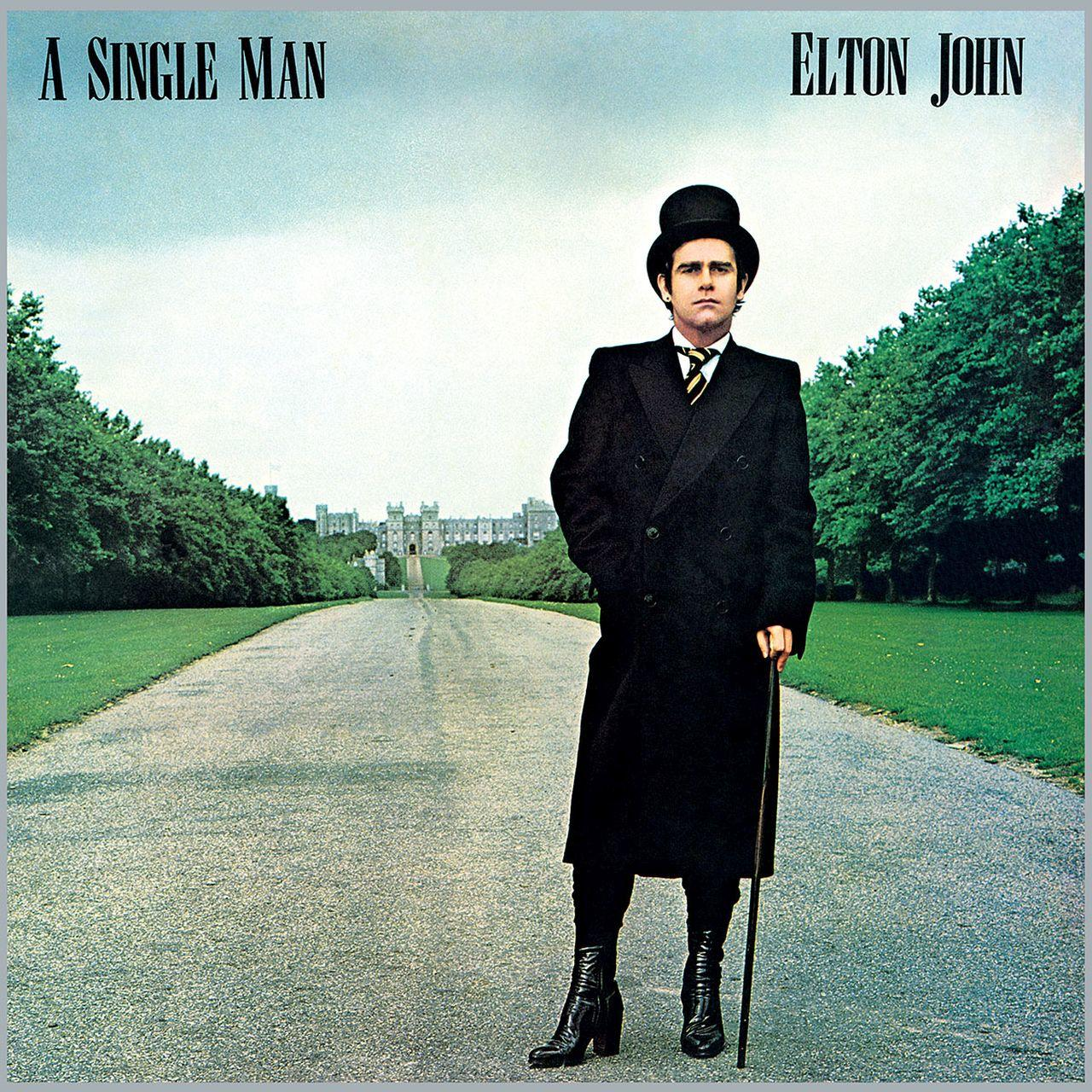 Elton John album borítója. Fekete kabátos, kalapos férfi úton.