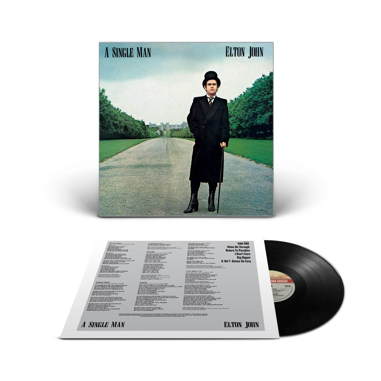 Album borító Elton Johnnal egy ösvényen. Vinyl lemez és dalszöveg is látható.