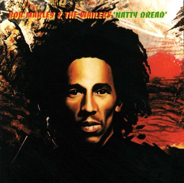 Bob Marley album borítója. Marley portréja rasztákkal, piros és zöld háttérrel.