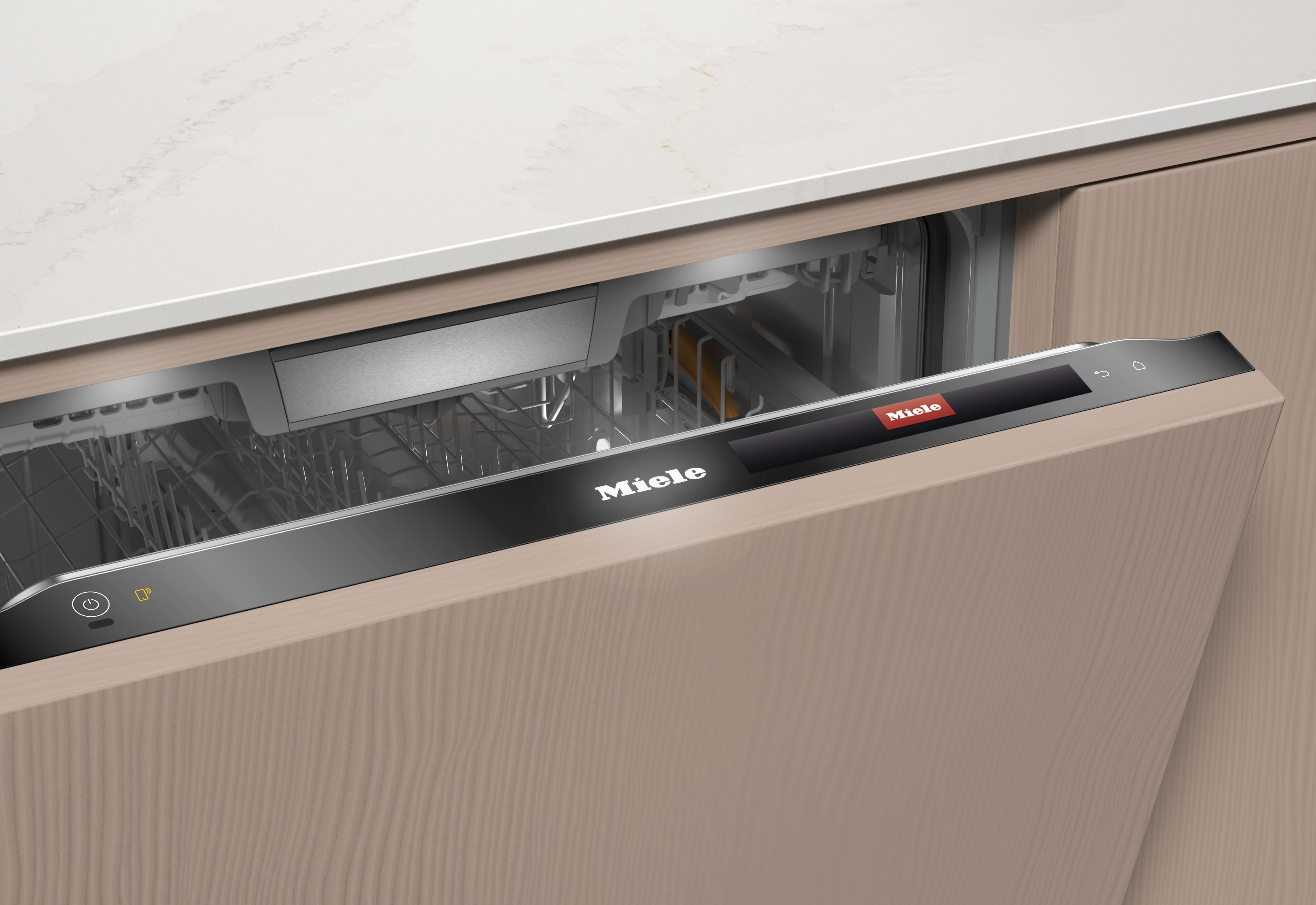 Ein Geschirrspüler mit offener Tür. Das Miele-Logo ist sichtbar. Der Innenraum ist sichtbar. Die Tür ist aus Holz.