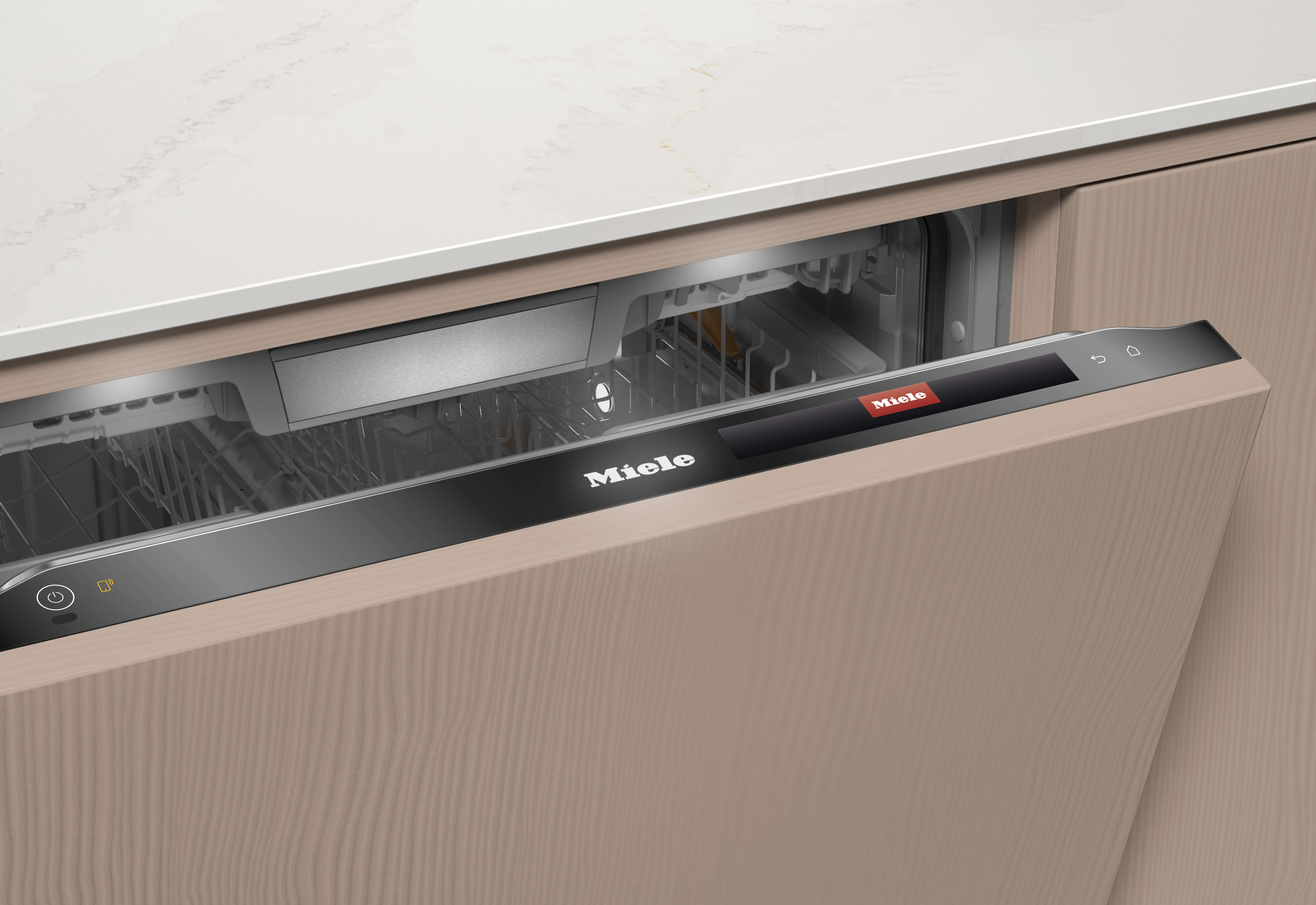 Ein Miele-Geschirrspüler, geöffnet, mit Bedienelementen und einem Holzschrank.