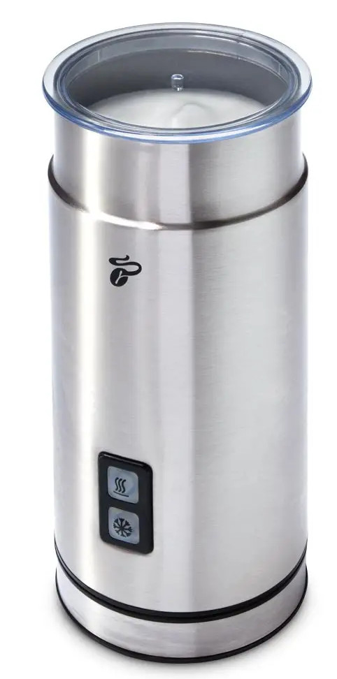 Srebrny spieniacz do mleka z przyciskami i przezroczystą pokrywką.