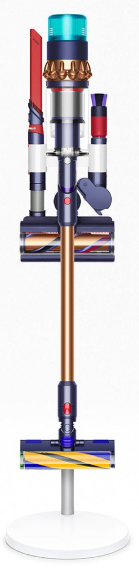 Pionowy odkurzacz Dyson na białym stojaku. Ma różne nasadki i jest głównie miedziany i niebieski.