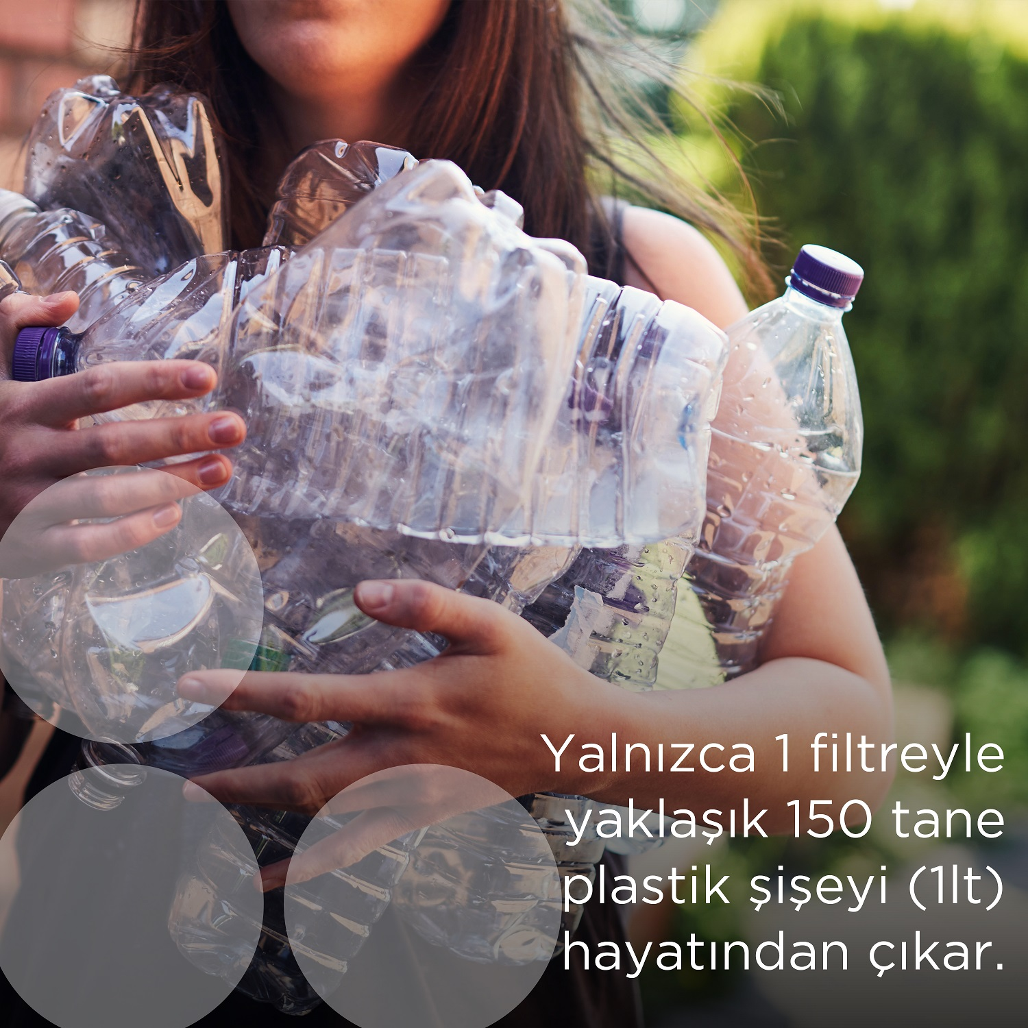 Bir kişi birçok boş şeffaf plastik şişe tutuyor. Görüntüde Türkçe metin yer alıyor.