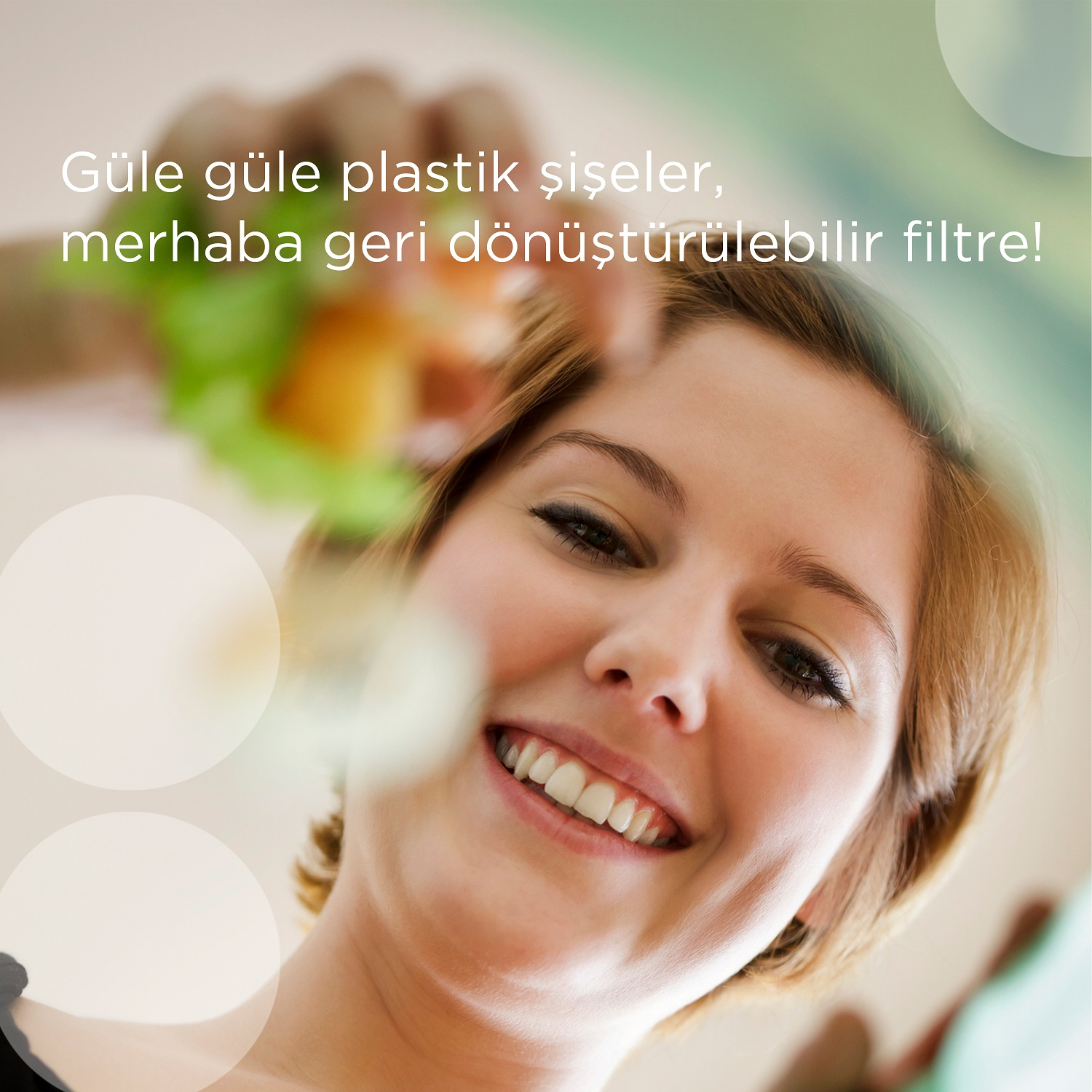 Gülümseyen kadın, plastik şişe tutuyor, 'Elveda plastik şişeler, merhaba yeniden kullanılabilir filtre!' metniyle.