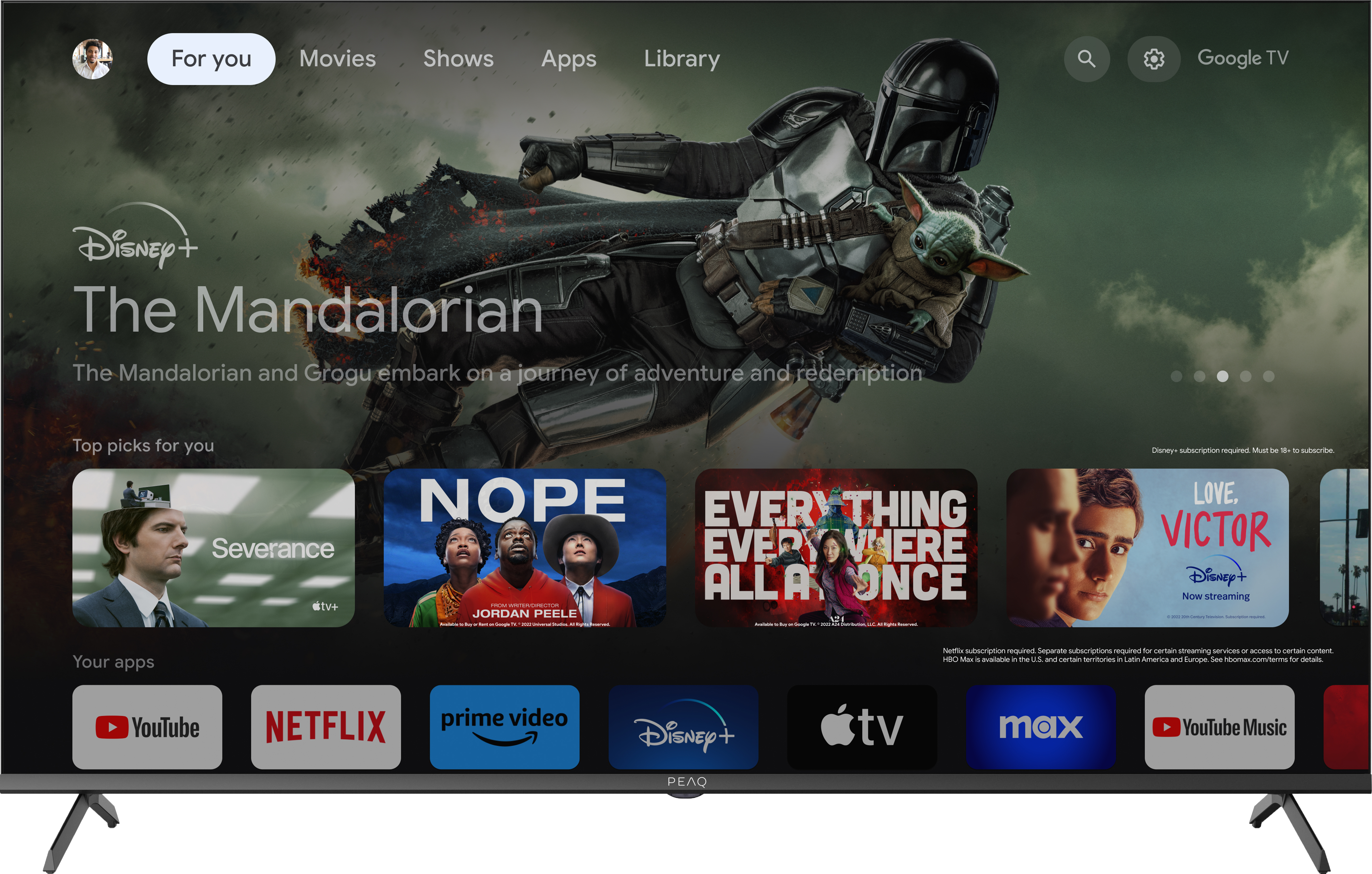 Großer Fernseher zeigt Szene von The Mandalorian, App-Symbole unter dem Bildschirm.