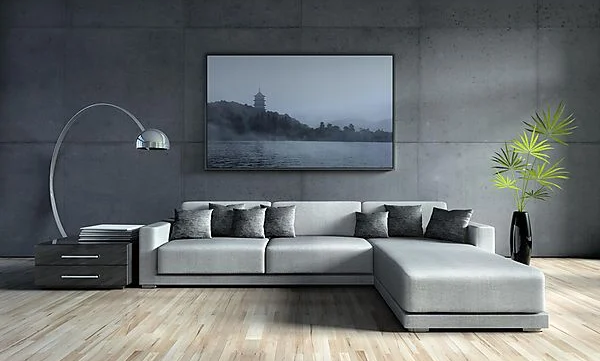 Ein modernes graues Wohnzimmer mit großem Gemälde.