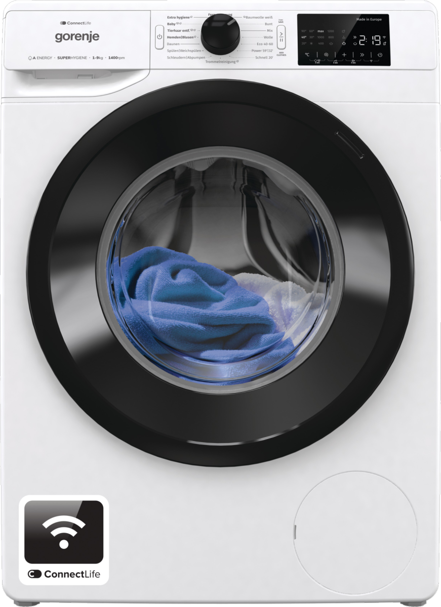 Eine weiße Waschmaschine mit schwarzer Tür. Sie zeigt blaue und weiße Kleidung im Inneren.