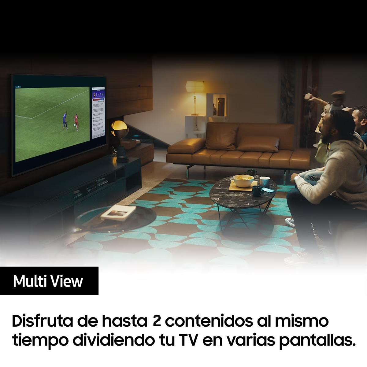 Personas viendo la televisión, mostrando un partido de fútbol. Pantalla dividida. Texto: Multi View.