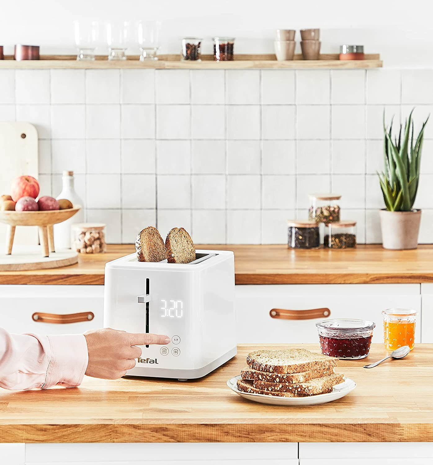 Okładka filmu. Mężczyzna patrzy uważnie przed siebie. Tło przedstawia dom i trzy mniejsze obrazy.