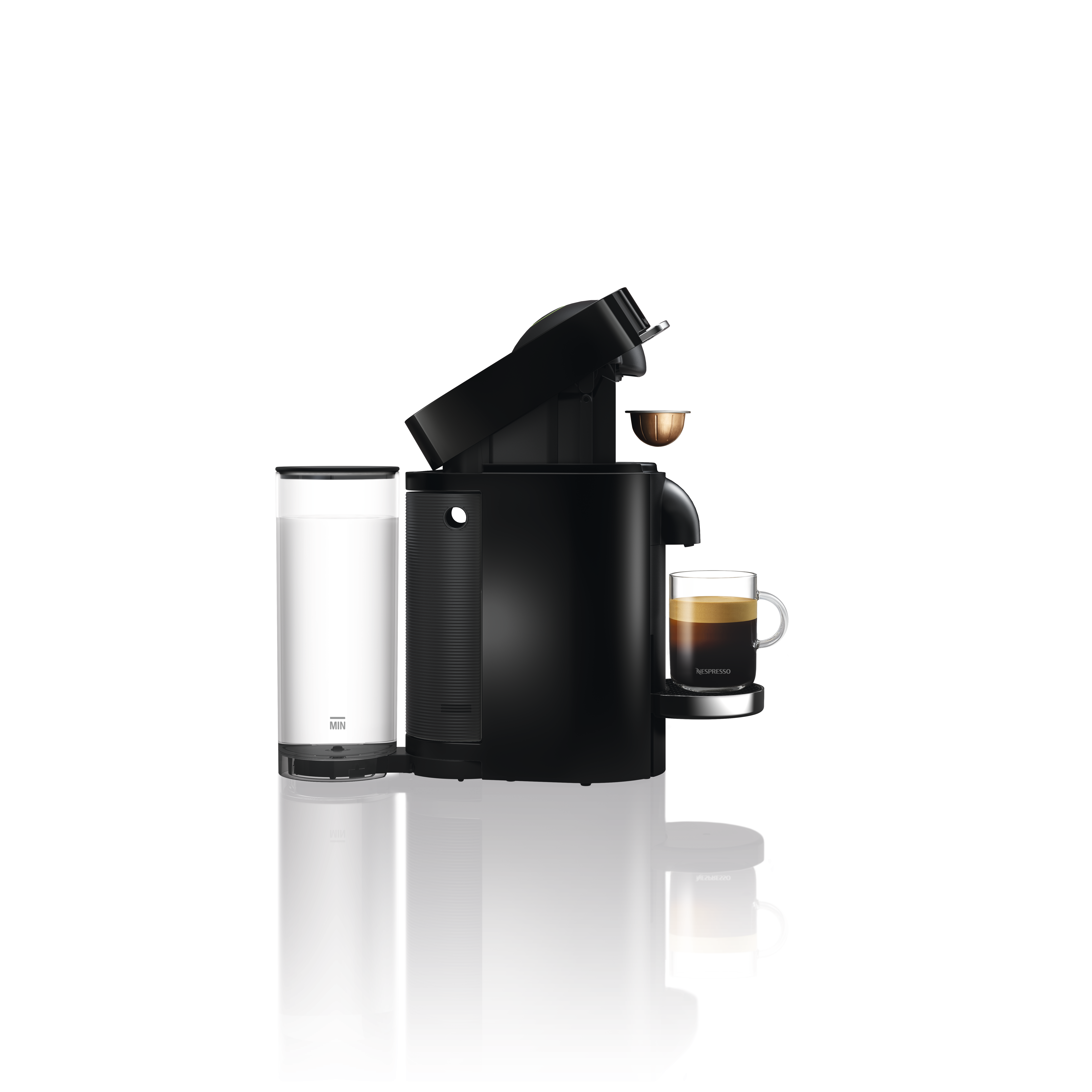 Machine à café Nespresso noire avec un réservoir d'eau, une tasse de café et un récipient à capsules usagées.