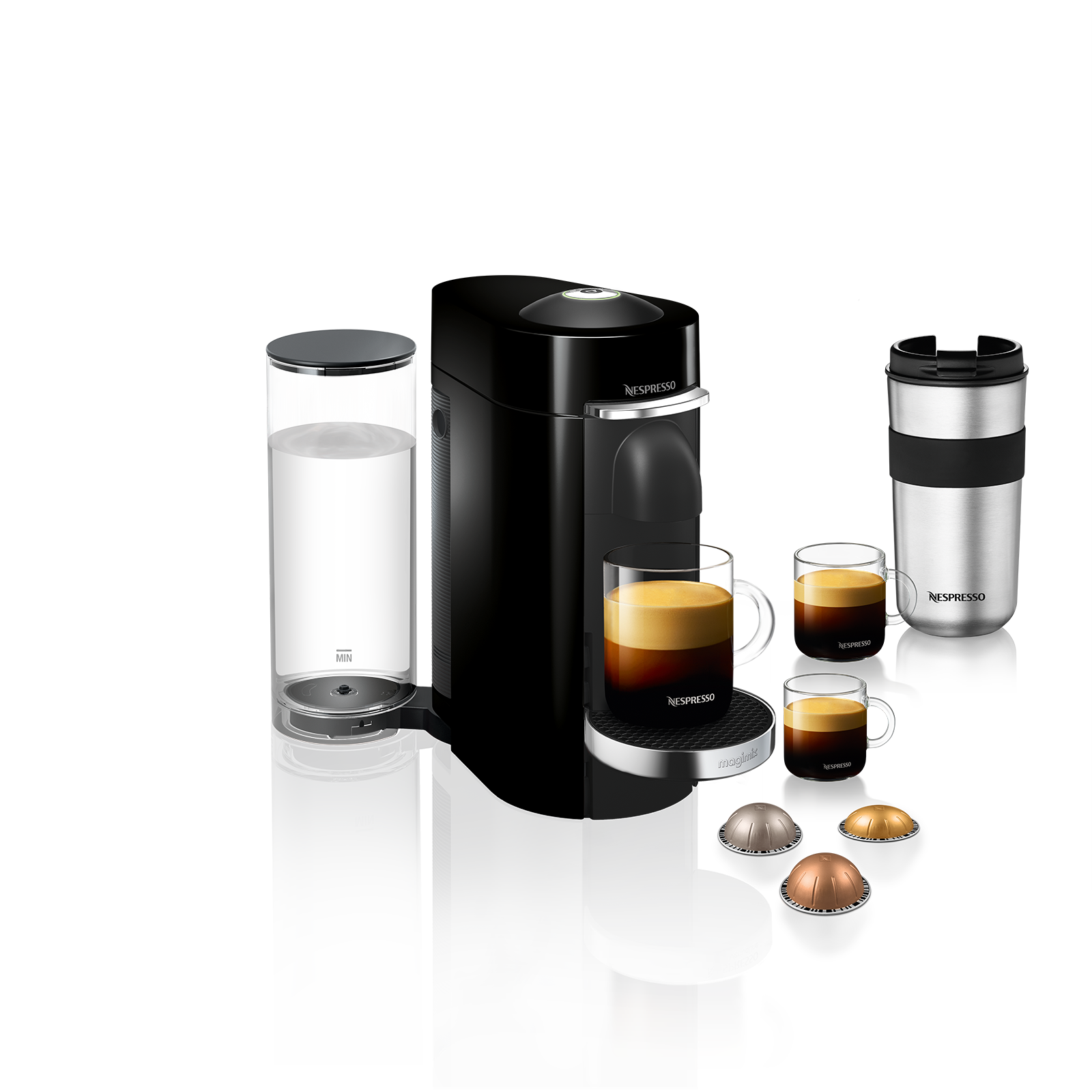 Zwarte Nespresso machine met kopjes, capsules en een watercontainer. Er is ook een roestvrijstalen reismok aanwezig.