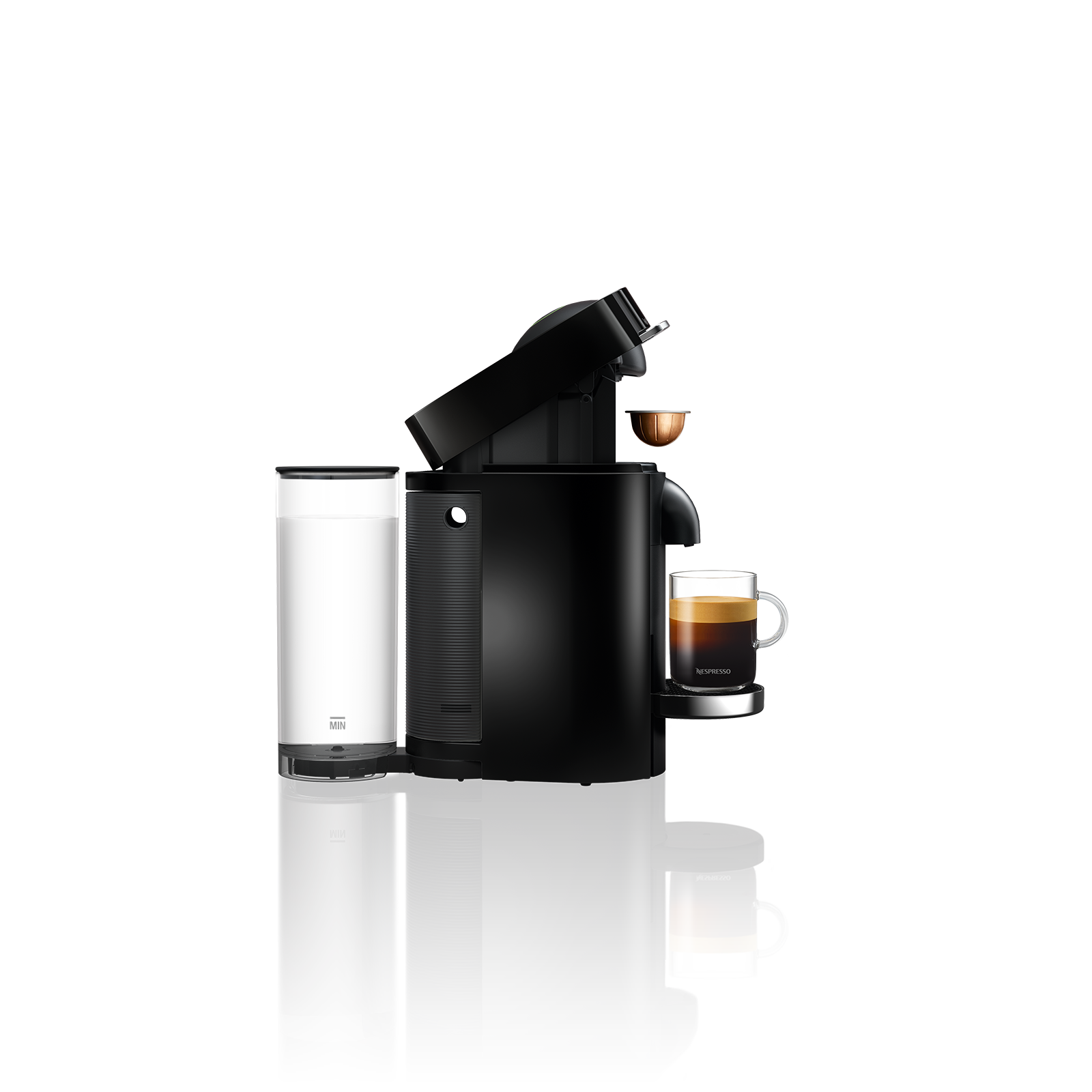 Nespresso koffiemachine, zwart en strak design, met een glas espresso. Zwarte achtergrond.