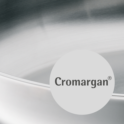 Nahaufnahme einer Edelstahlpfanne mit dem Logo 'Cromargan' in einem Kreis.