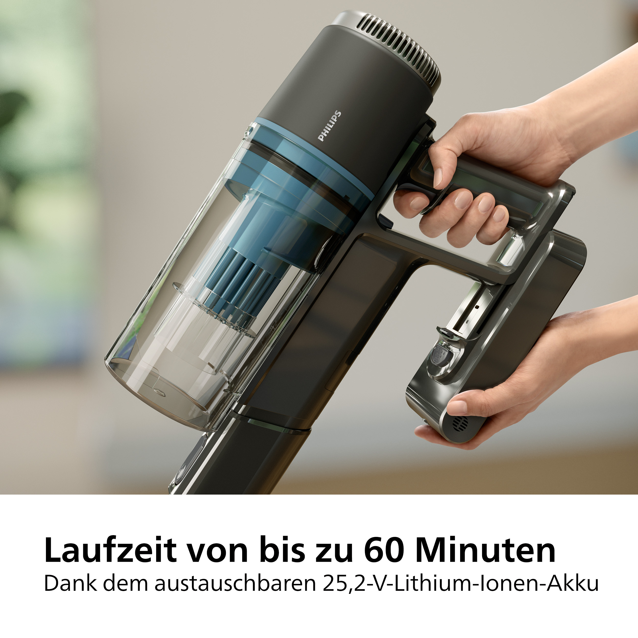 Eine Hand, die einen schwarz-blauen Staubsauger hält. Weißer Hintergrund. Text unten.