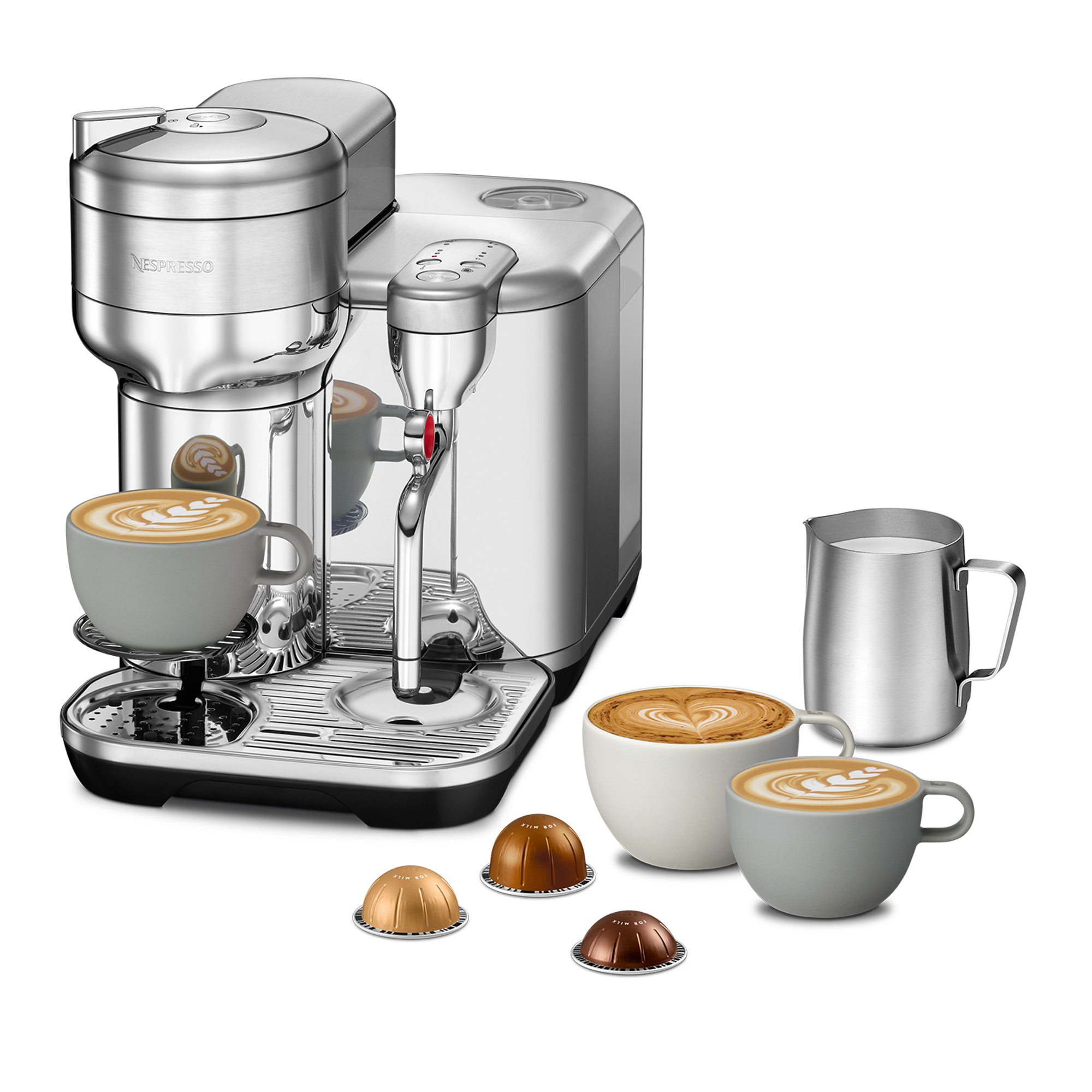 Parlak Nespresso kahve makinesi, iki fincan kahve ve bir süt köpürtücü ile. Birkaç kahve kapsülü.