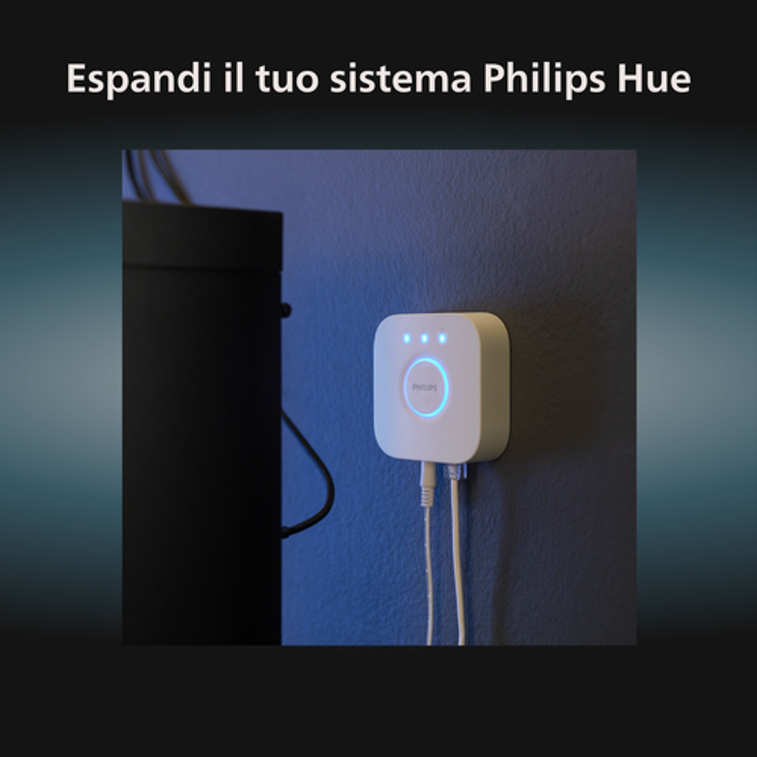 Dispositivo domestico intelligente bianco su una parete blu. Il testo dice 'Espandi il tuo sistema Philips Hue'.