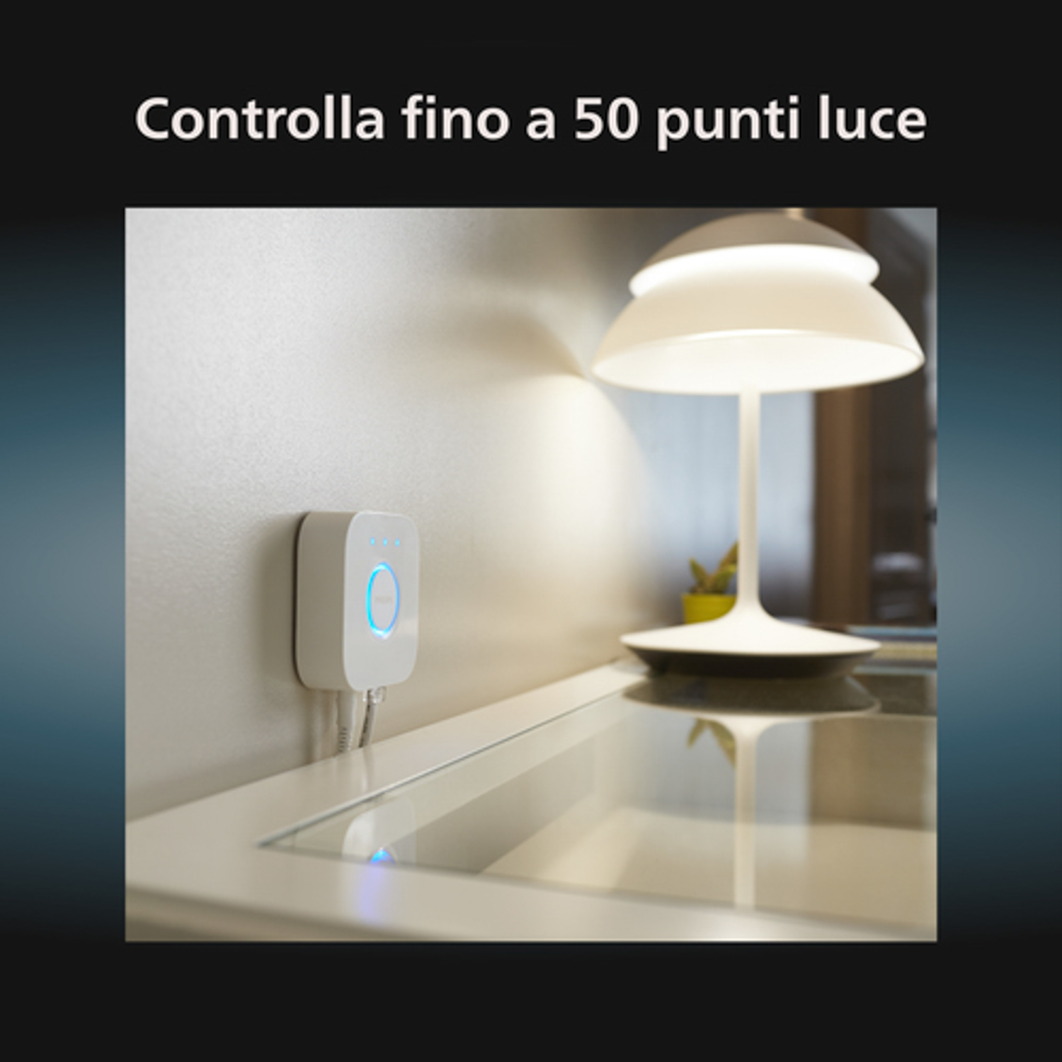 Un hub per la casa intelligente sul muro con una lampada e un tavolo sullo sfondo.