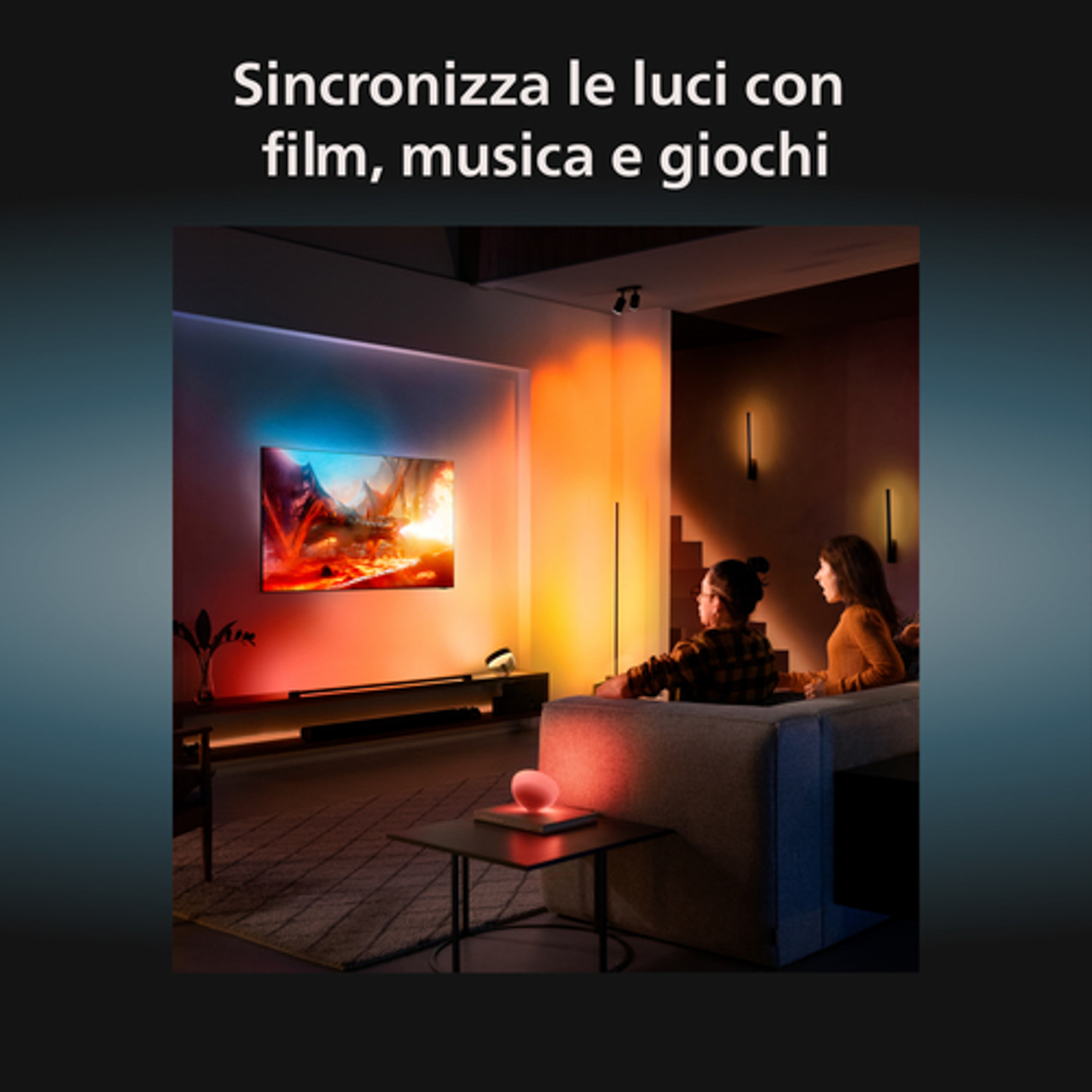 Persone guardano la TV con luci colorate sincronizzate con il contenuto.