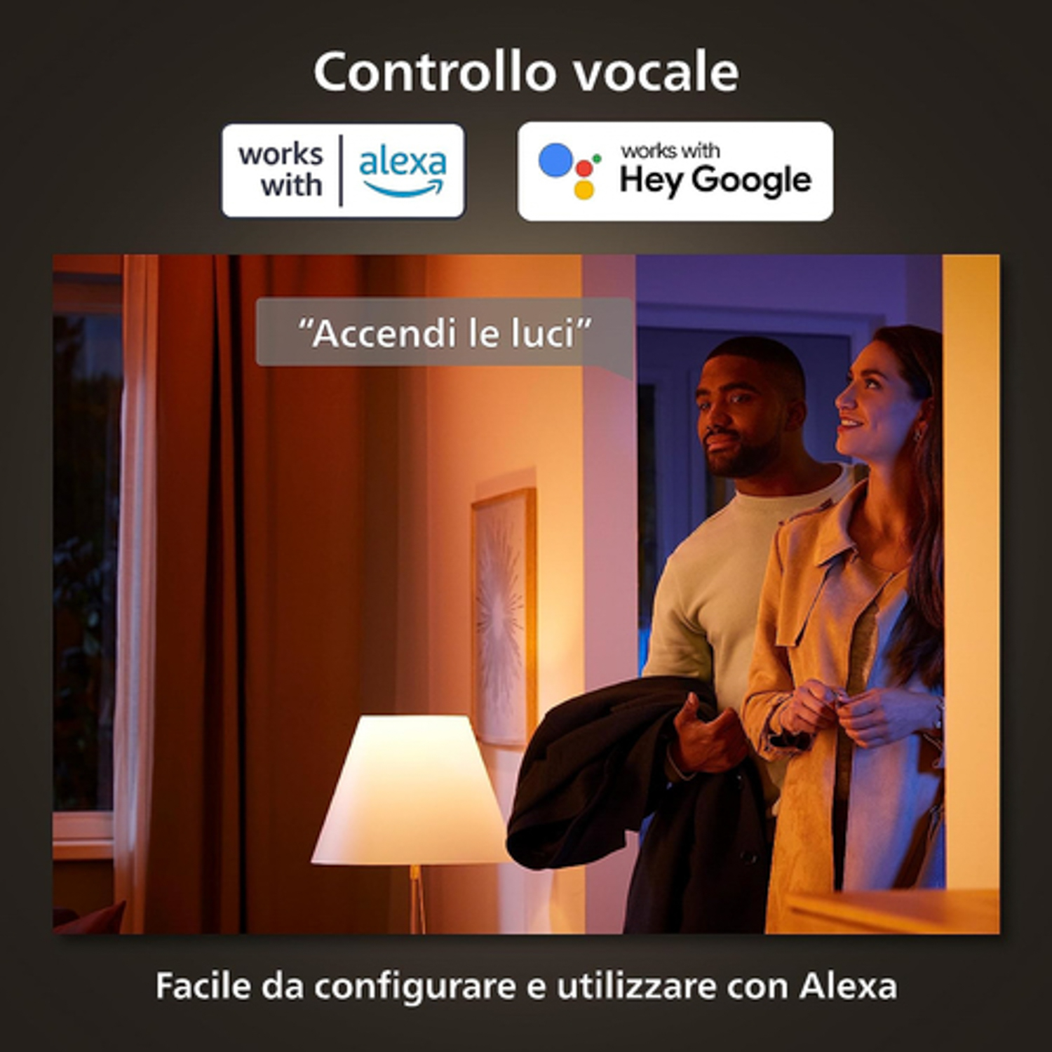 Una coppia guarda una scena di casa intelligente, con testo che indica la compatibilità vocale.