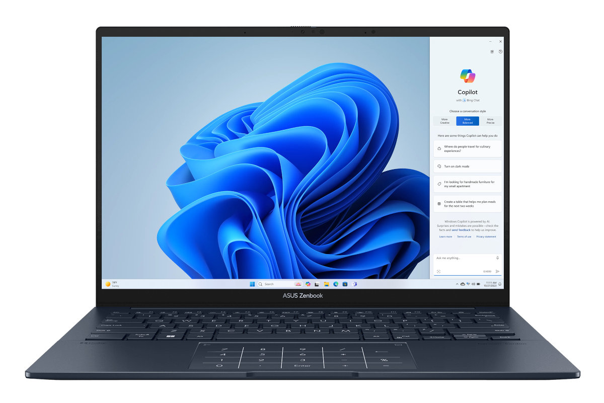 Otwarty laptop ASUS Zenbook, wyświetlający interfejs Windows Copilot z niebieskim abstrakcyjnym tłem.