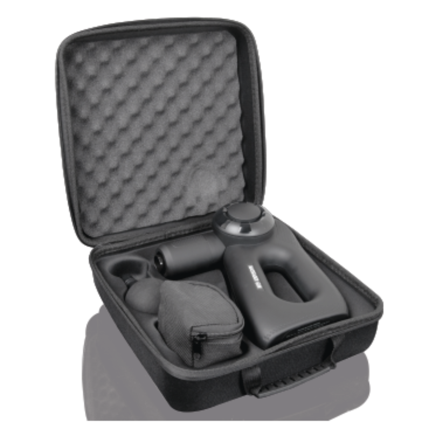 Zwart massagepistool in een zwarte koffer met accessoires. De koffer is open.