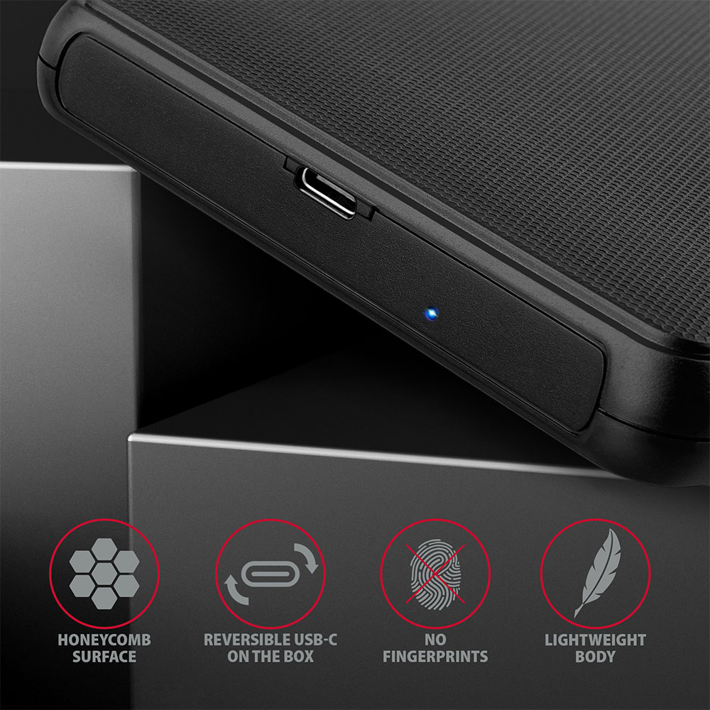 Fekete, texturált eszköz méhsejtfelülettel, USB-C porttal és ikonokkal.