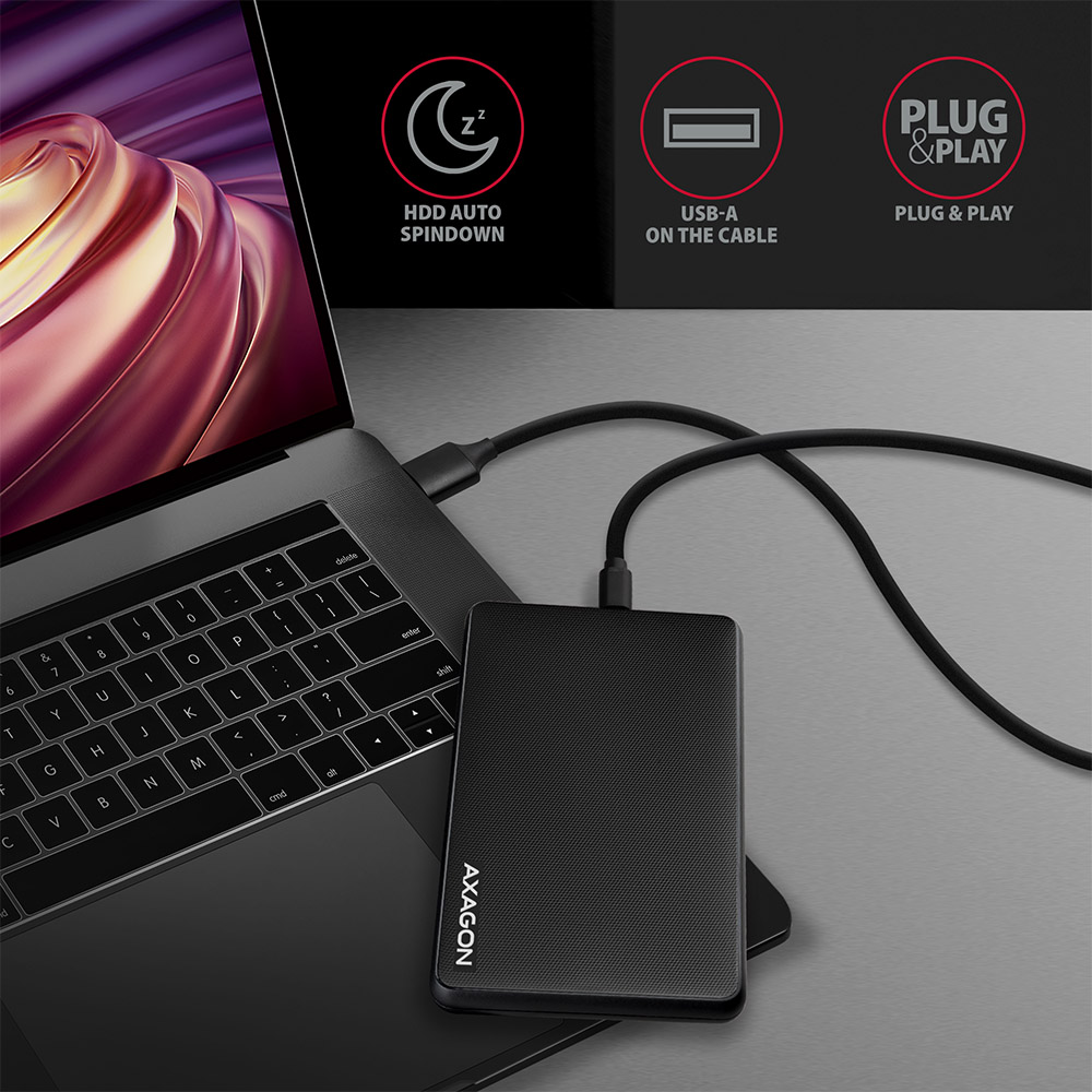 Laptop fekete külső merevlemezzel, USB-kábelen keresztül csatlakoztatva. Ikonok mutatják a HDD automatikus leállását és az USB-A-t.