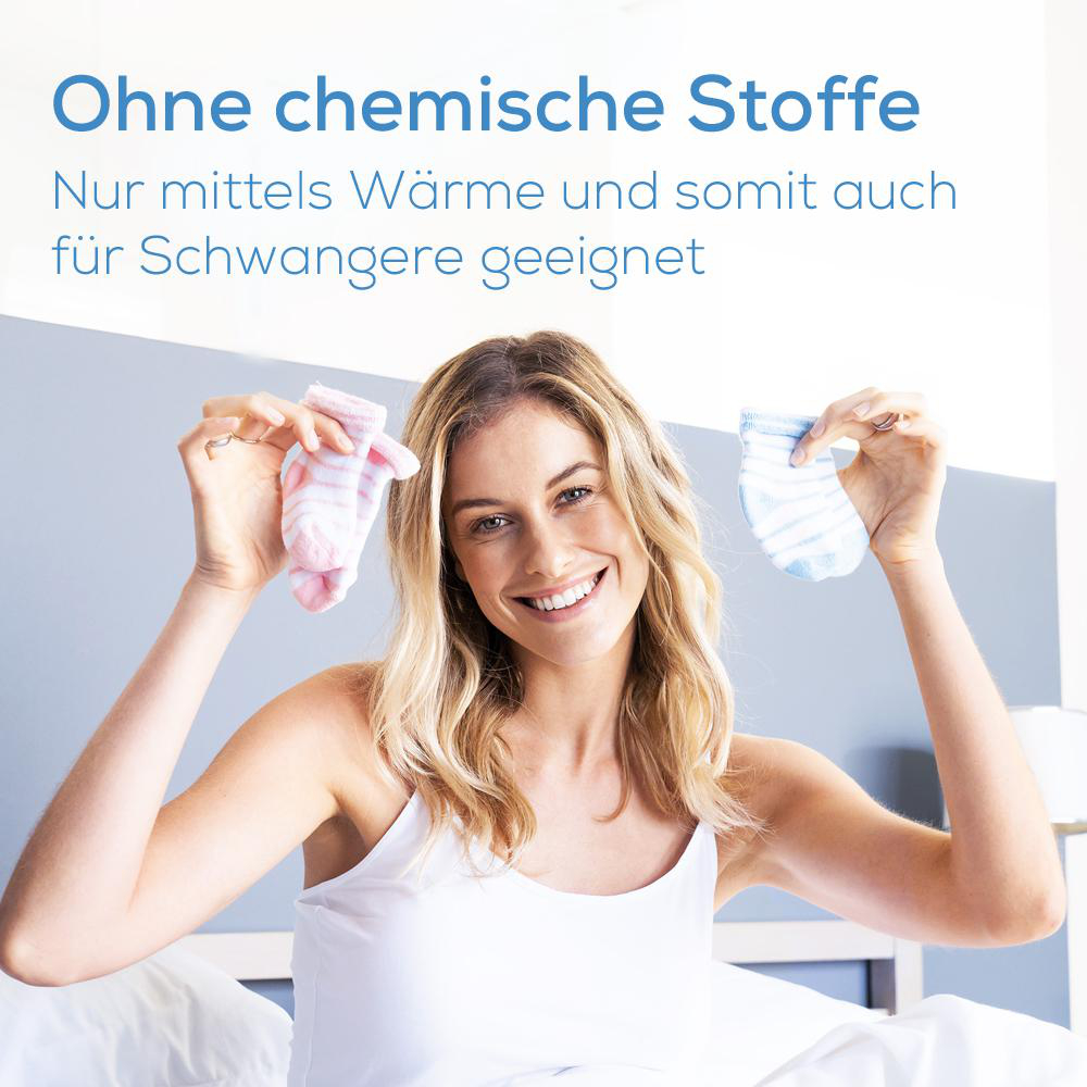 Lächelnde Frau hält rosa und blaue Babysocken. Text sagt: 'Ohne Chemikalien'.