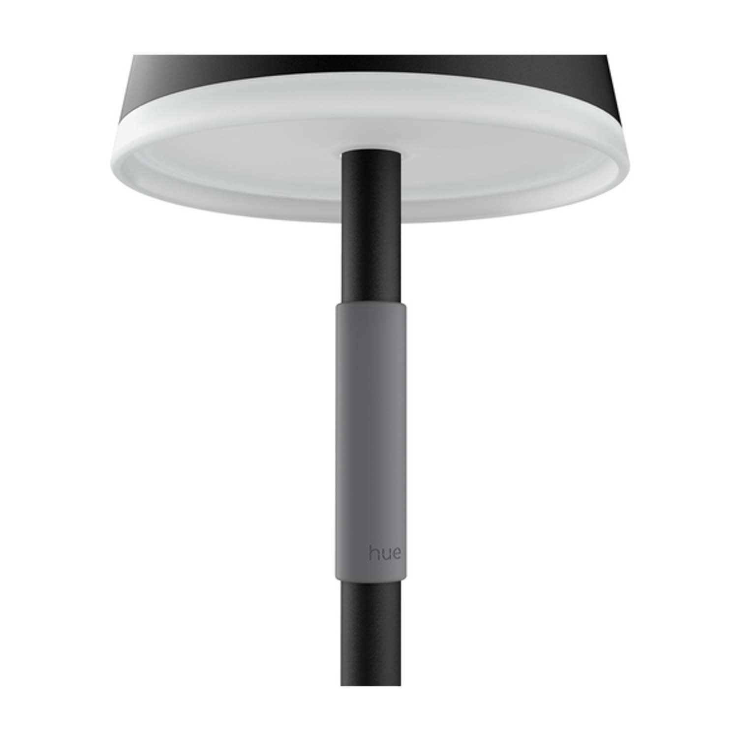 Una lampada nera con anello bianco e manicotto grigio sul palo.