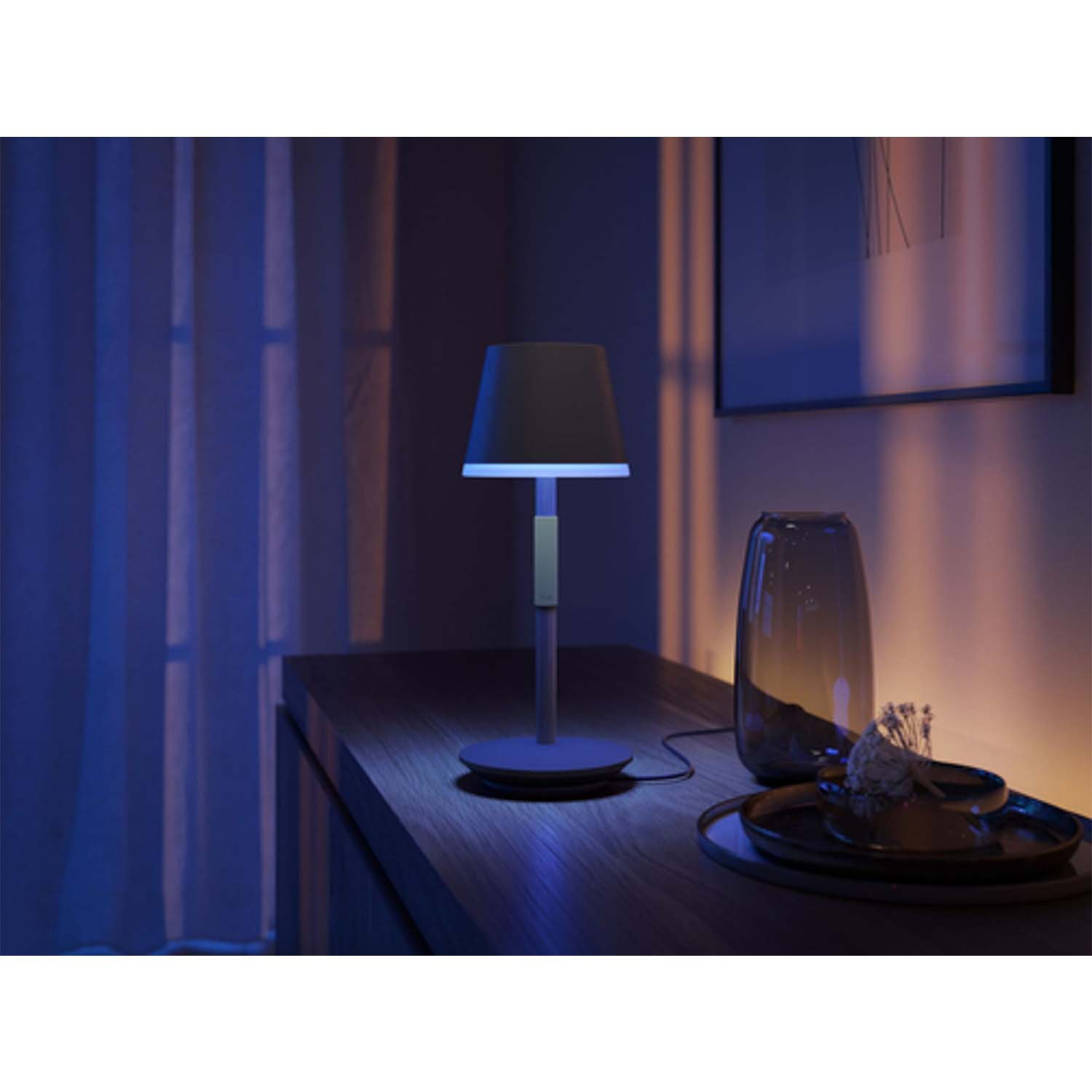 Lampada da tavolo con paralume. Luce blu.