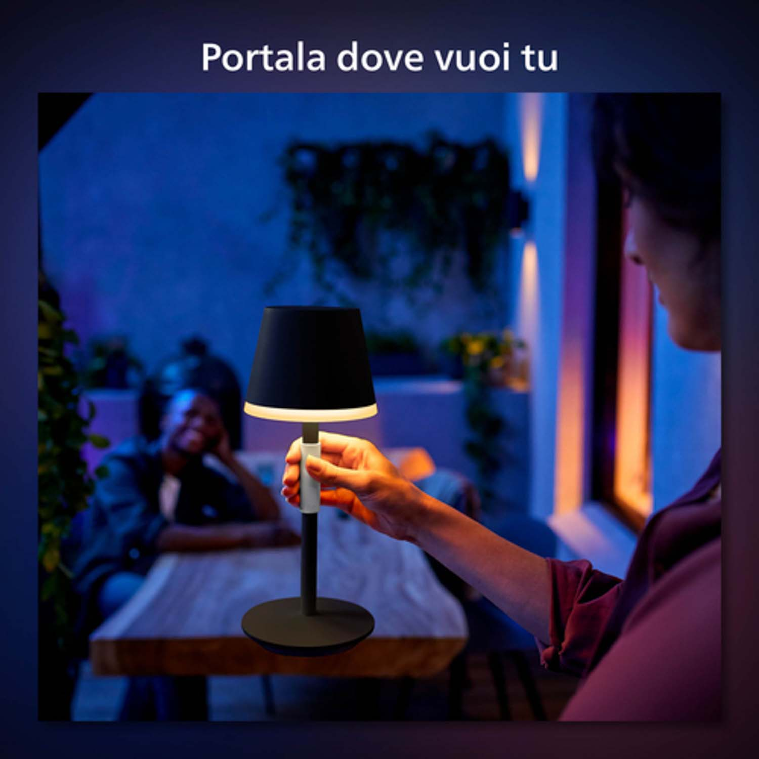 Persona che tiene una lampada nera vicino ad altre due.