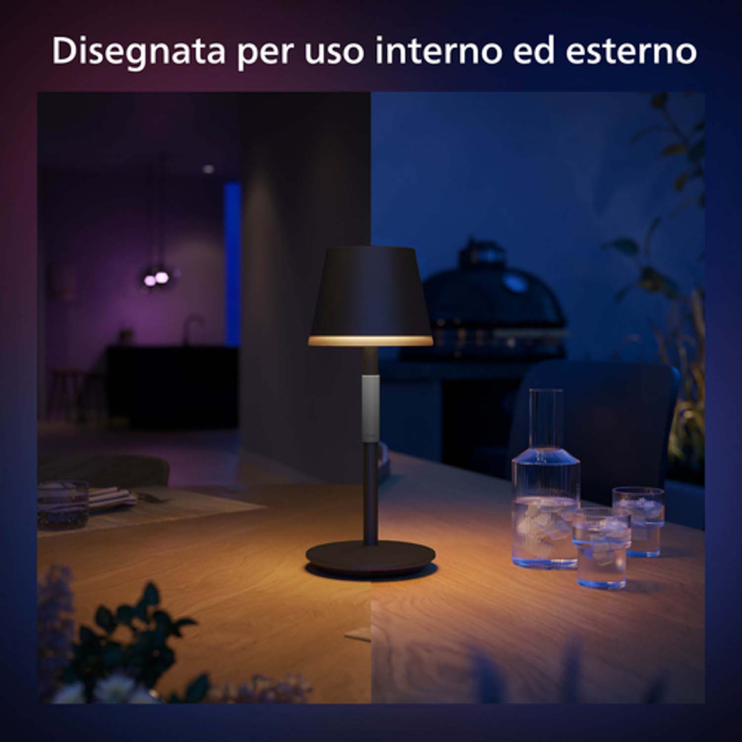Una lampada da tavolo nera con paralume nero. È su un tavolo di legno.