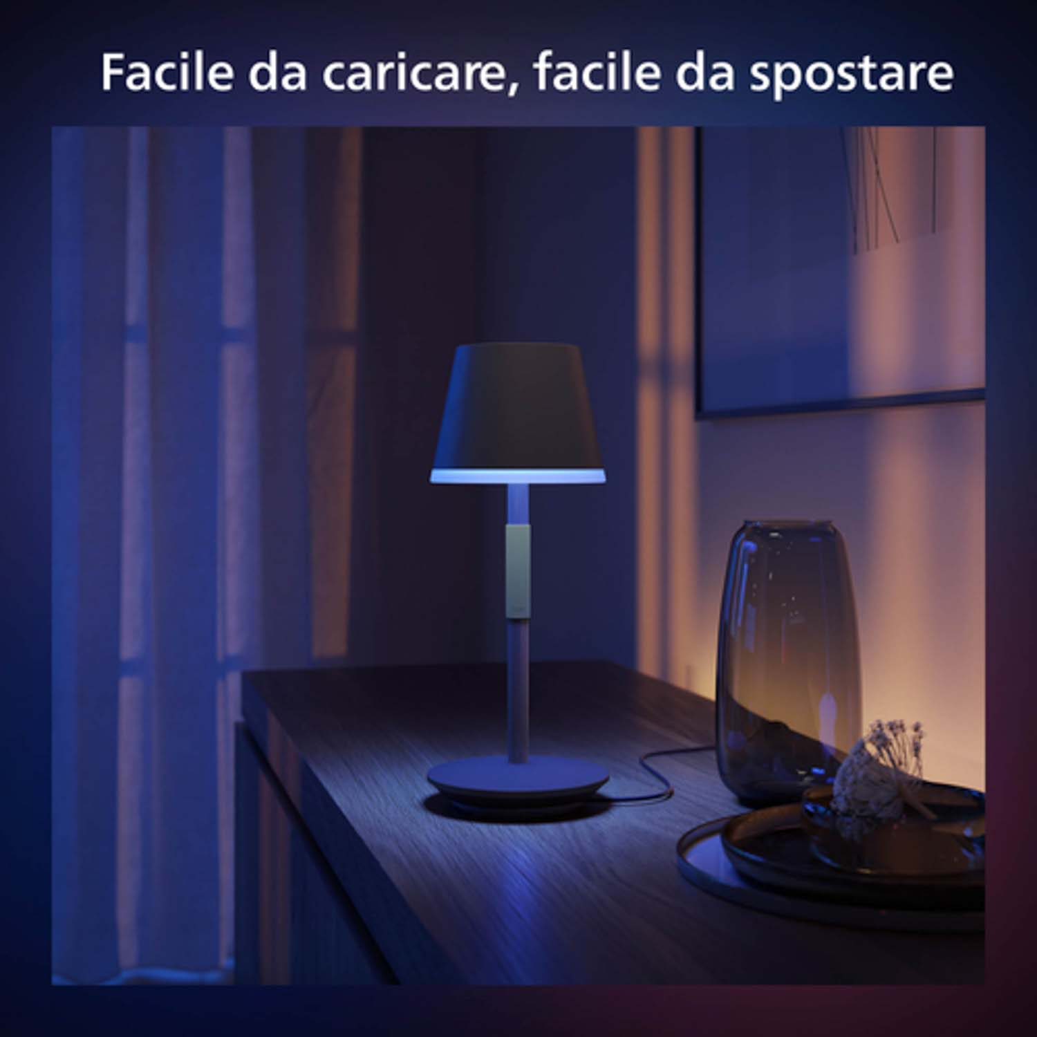 Lampada moderna su tavolo in legno, paralume nero, luce blu e sfondo scuro.