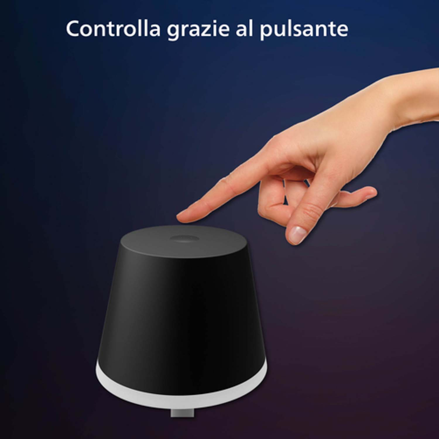 Mano che tocca una lampada nera con base bianca. Testo: Controlla con il pulsante.