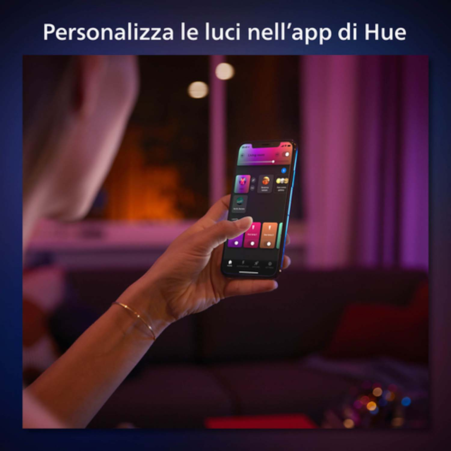 Persona che usa un telefono con app per luci intelligenti.
