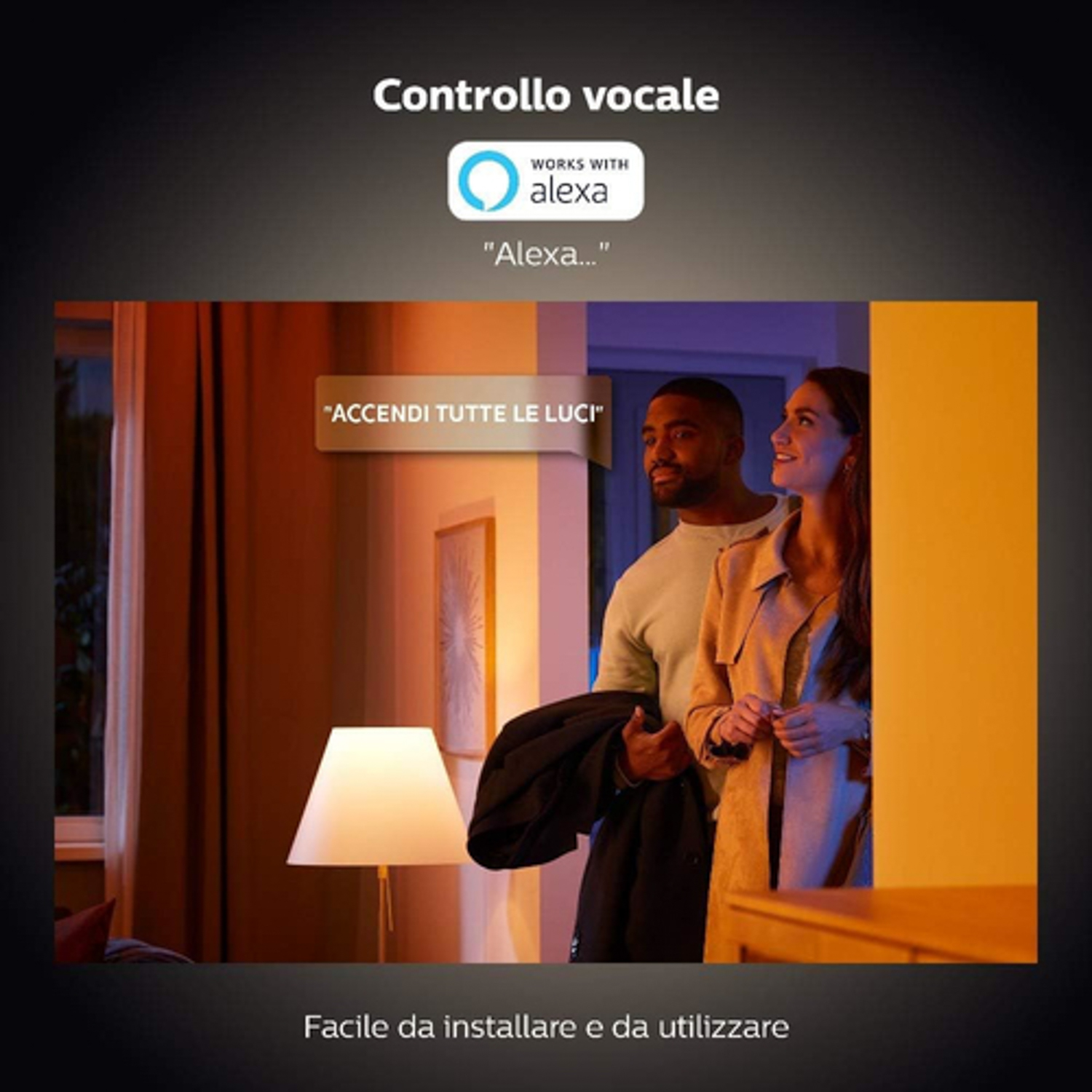 Coppia in una stanza con illuminazione intelligente. Il testo dice: 'Accendi tutte le luci' con controllo vocale Alexa.