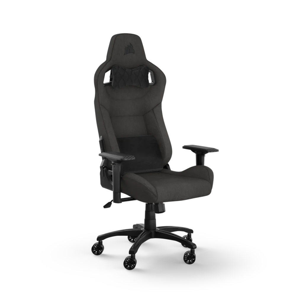 Fekete gamer szék fejtámlával, háttámlával, kartámasszal és kerekekkel. Sötét háttér.