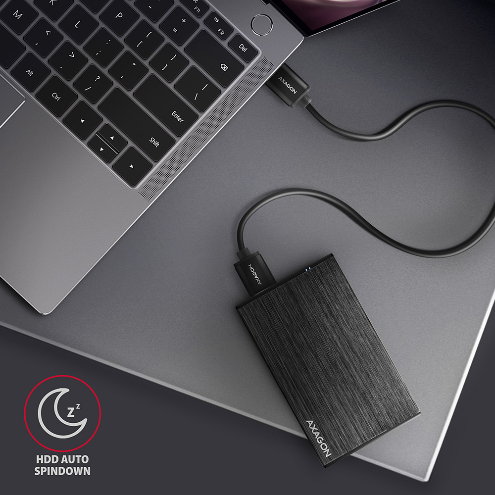 Laptop fekete Axagon merevlemezhez csatlakoztatva USB kábellel.