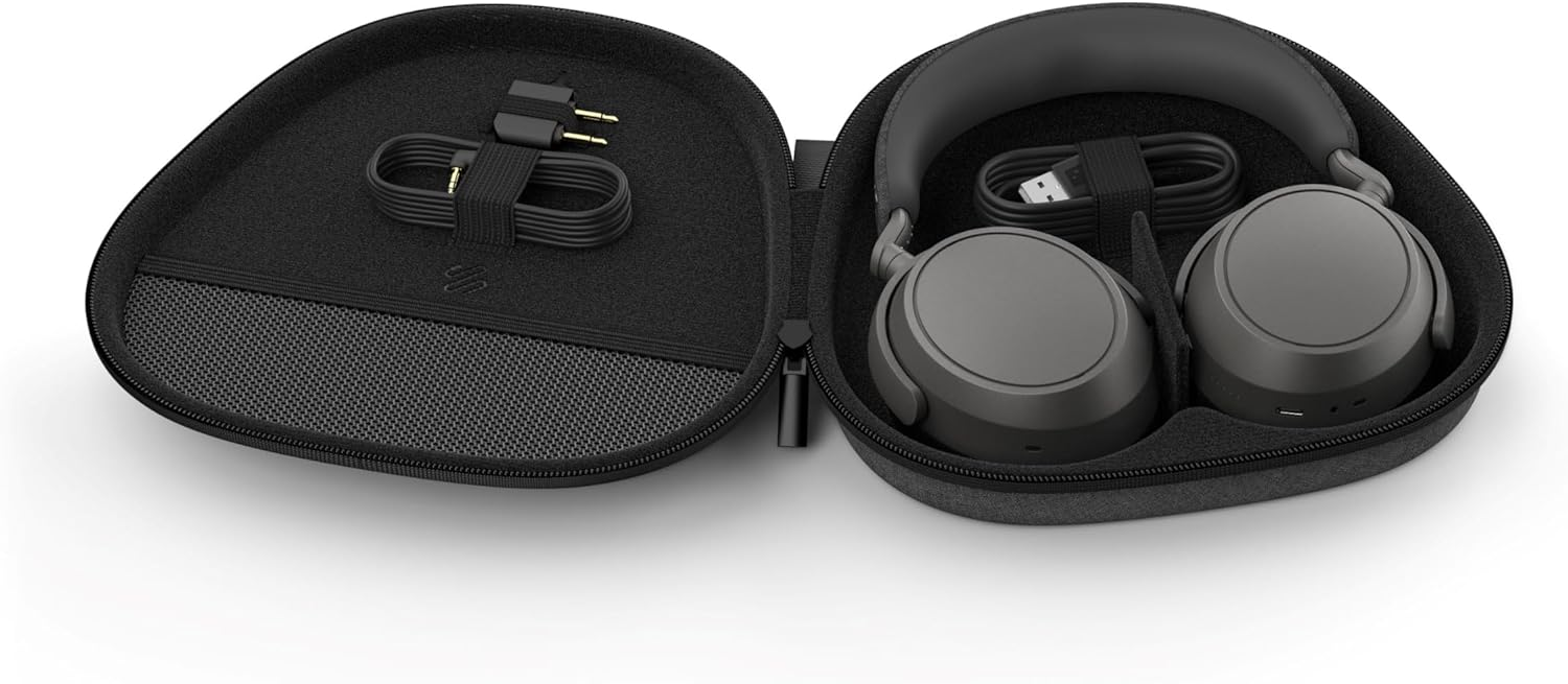Estuche de auriculares negro abierto. Dentro: auriculares, cable y una bolsa pequeña.