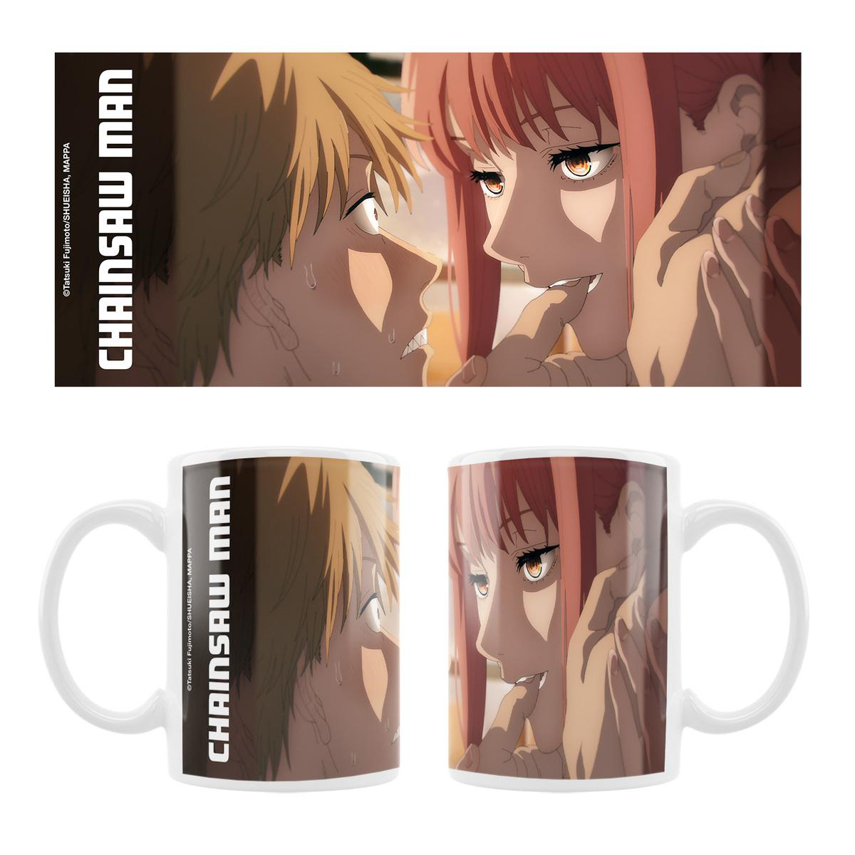 Zwei Bilder einer weißen Tasse mit Chainsaw Man Design. Die Tasse zeigt zwei Charaktere.