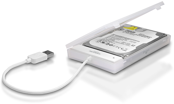 Fehér külső merevlemez fehér tokban, fehér USB-kábellel csatlakoztatva.