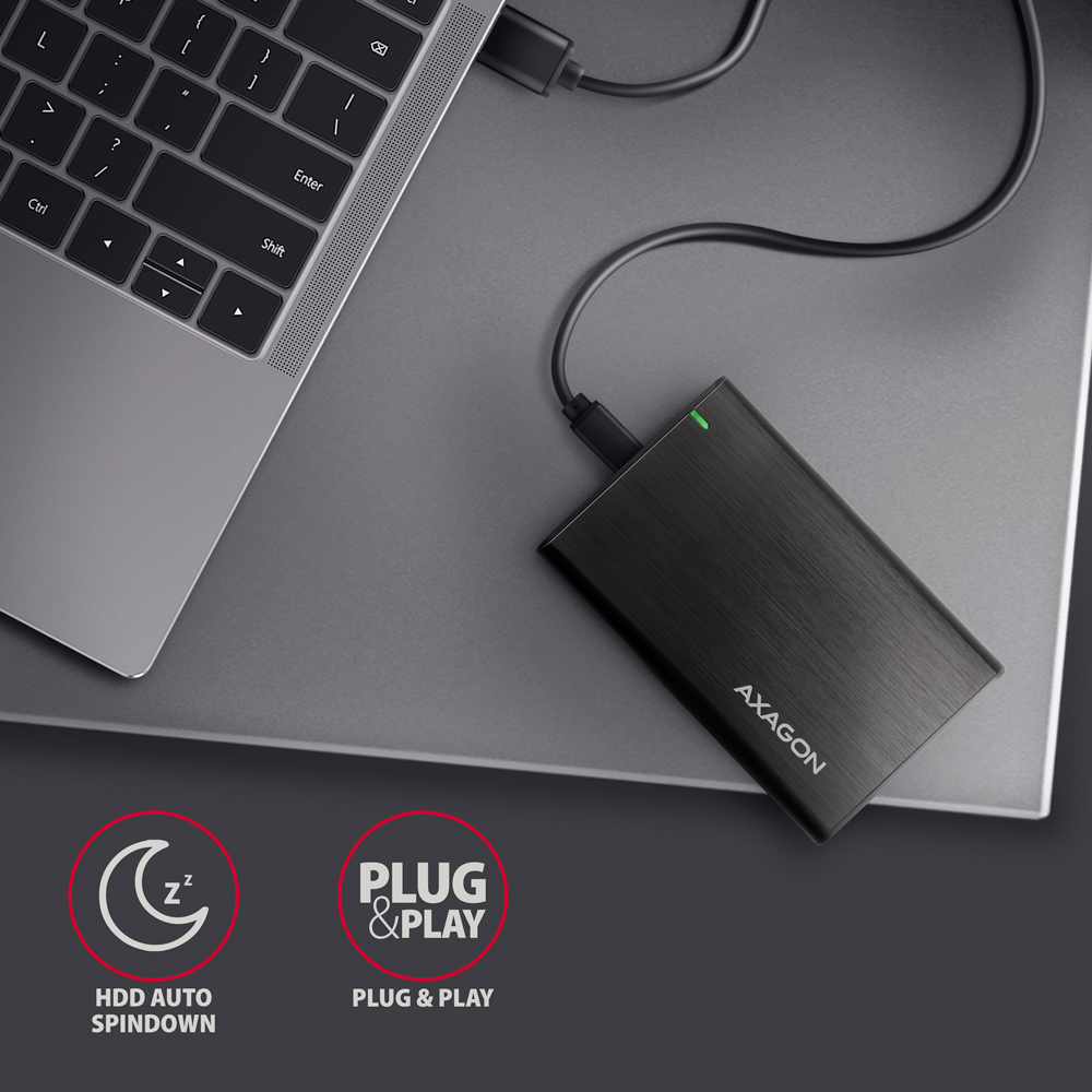 Fekete külső merevlemez laptophoz csatlakoztatva. Szöveg: Plug & Play, HDD automatikus kikapcsolás.