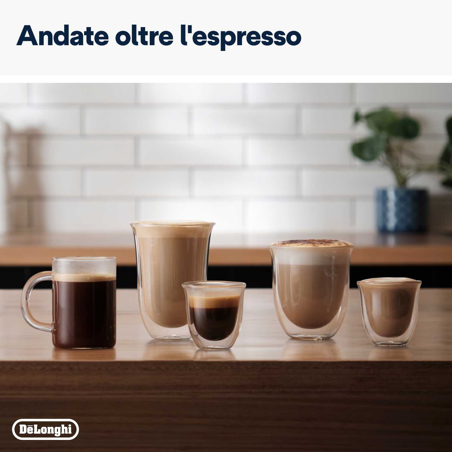 Varie bevande al caffè in diversi bicchieri sono su un tavolo di legno. Un muro di piastrelle bianche è sullo sfondo.