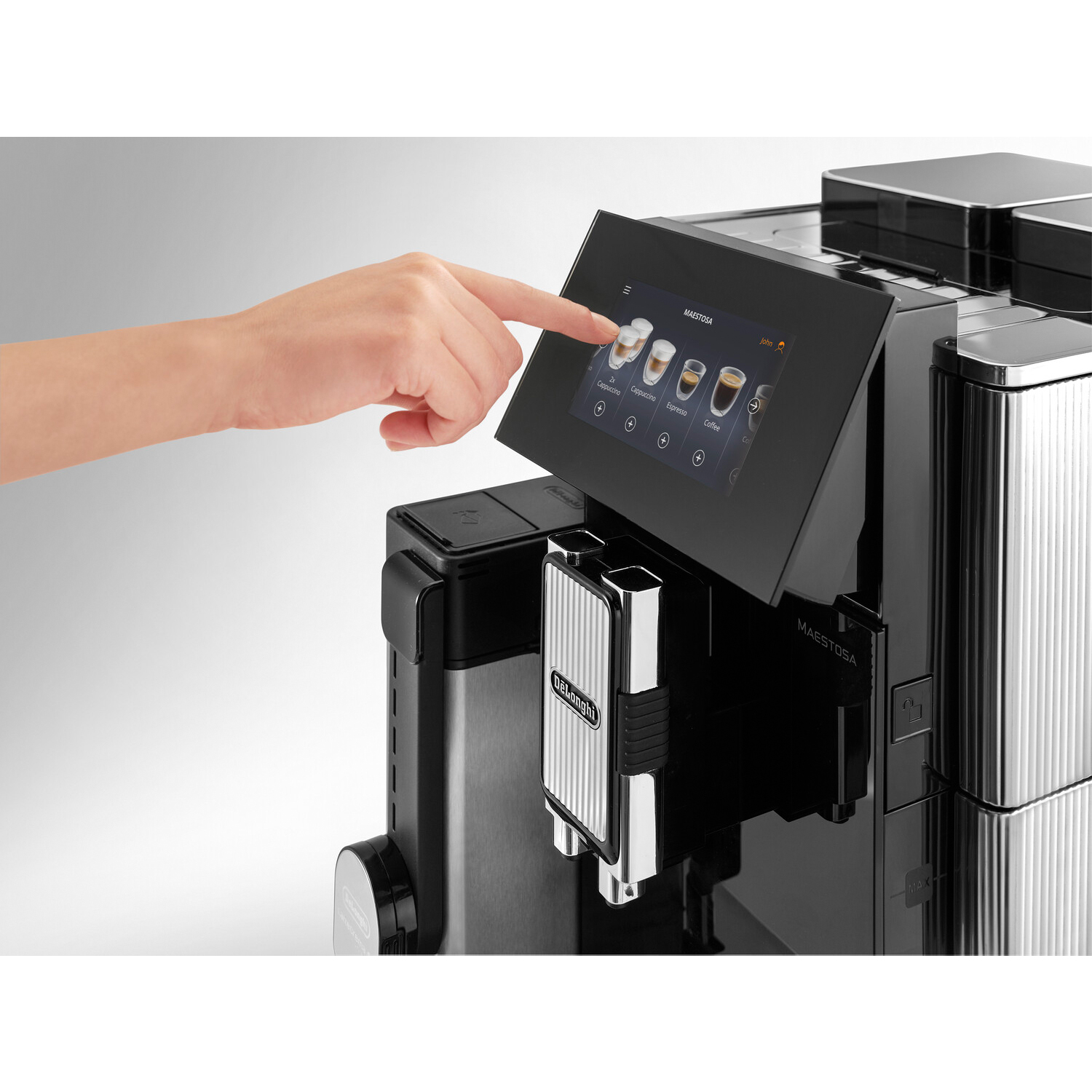 Una mano tocca il touchscreen di una macchina da caffè. Lo schermo mostra le opzioni del caffè.