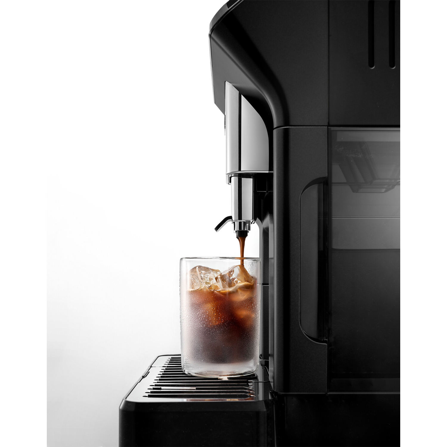 Macchina del caffè che versa caffè in un bicchiere con ghiaccio.