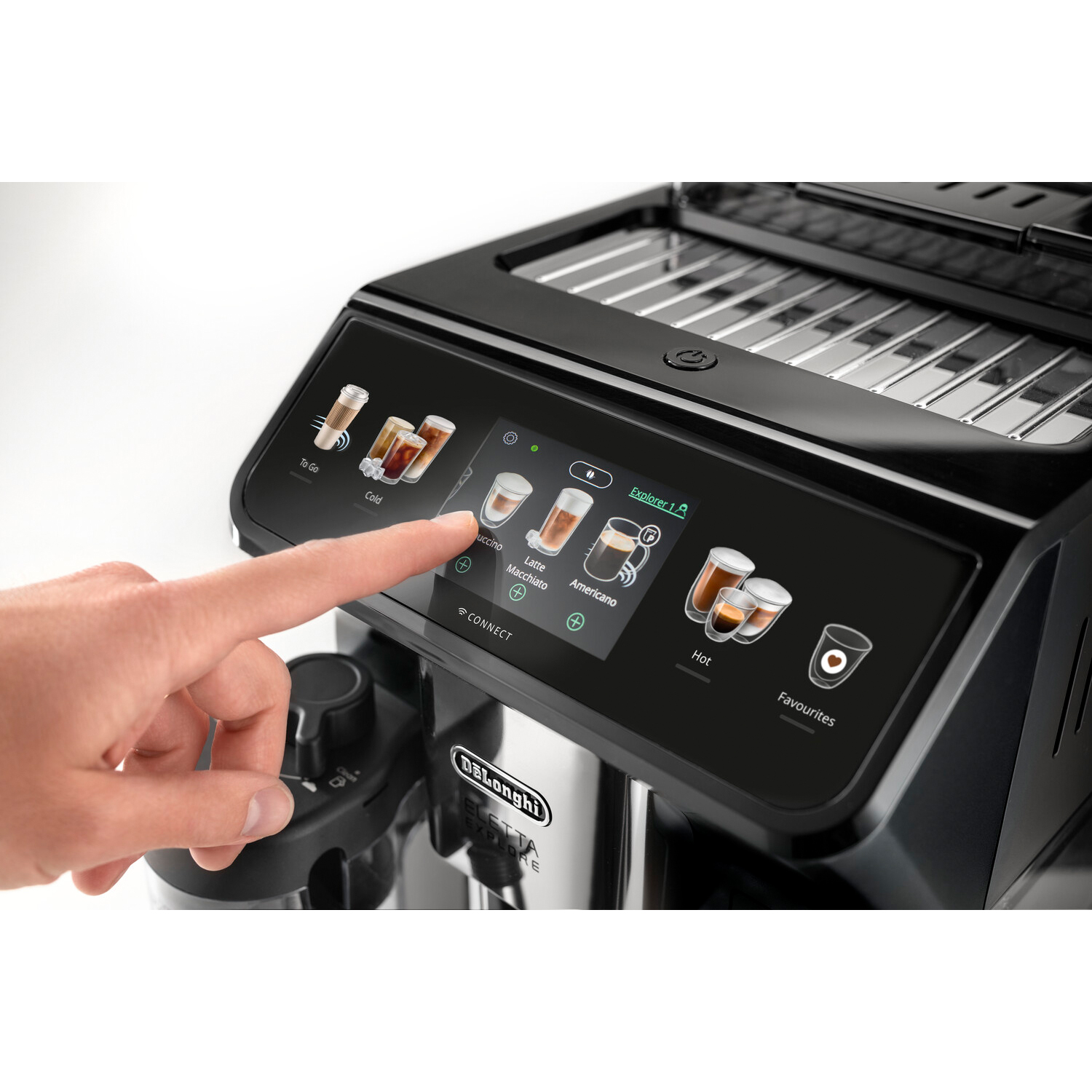 Touchscreen della macchina da caffè nera che mostra le opzioni del caffè. Una mano tocca lo schermo.