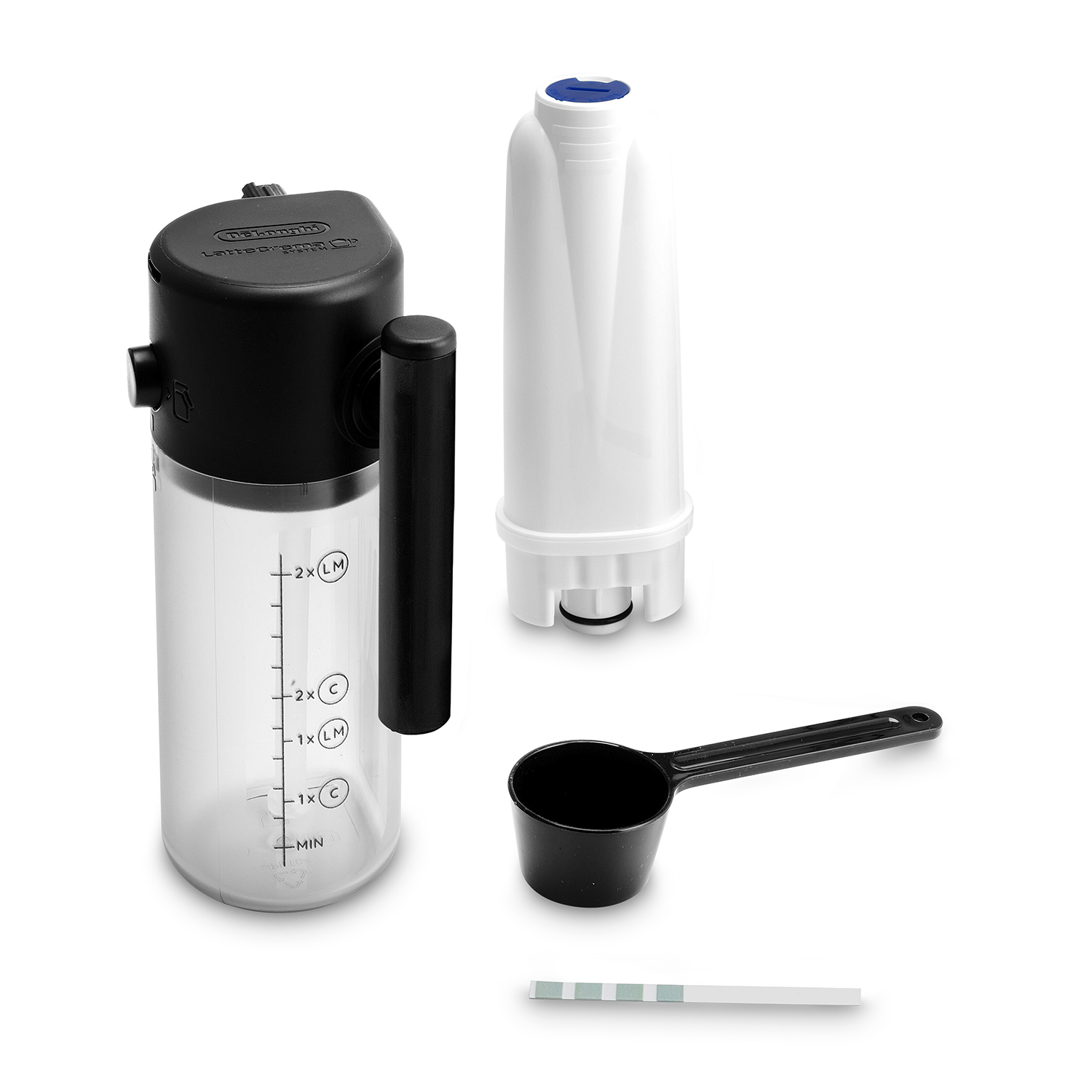 Accessori per macchina da caffè: un contenitore per l'acqua, un filtro, un misurino e una striscia reattiva. Sfondo bianco.