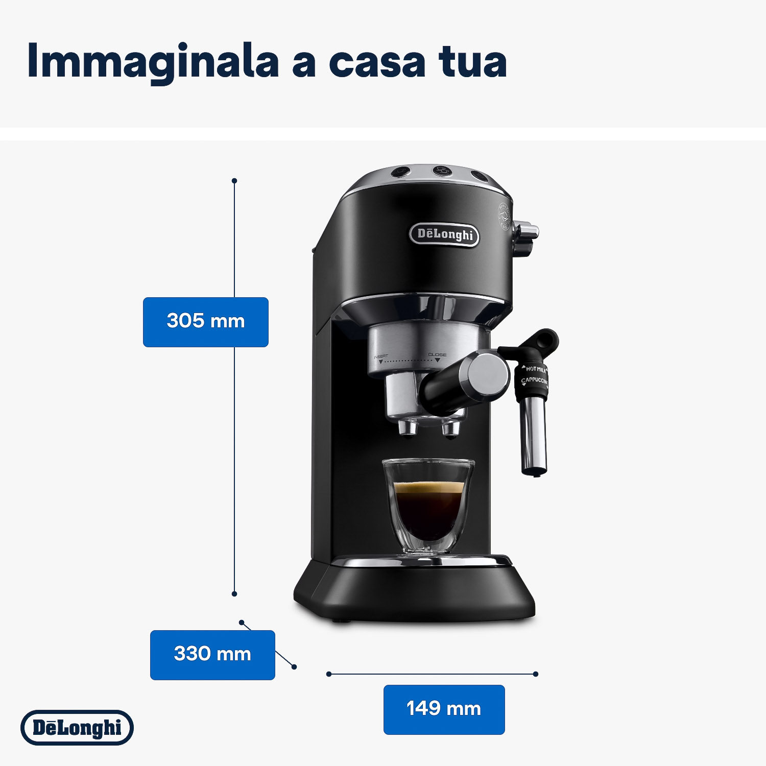 Macchina per espresso De'Longhi nera con dimensioni. Un bicchiere di espresso sotto l'erogatore.