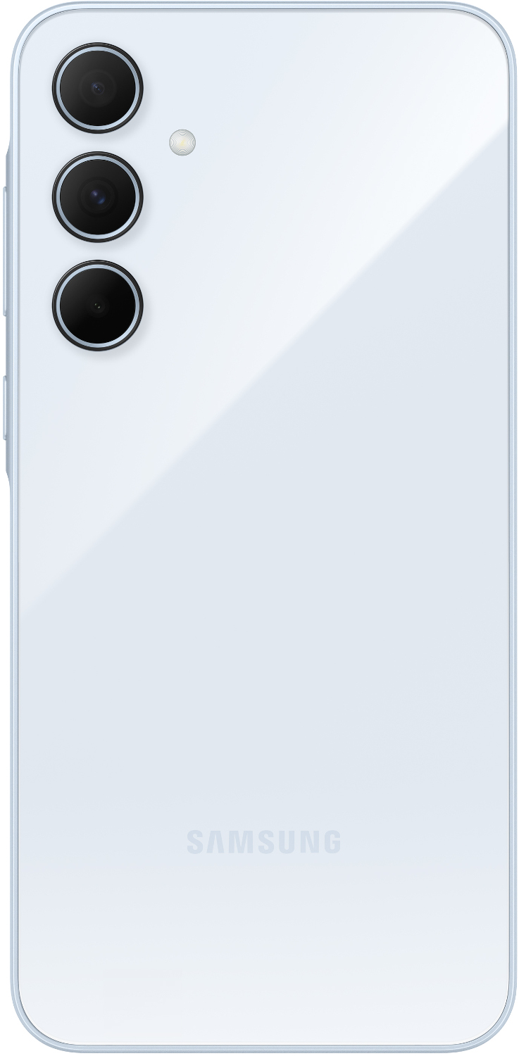 Jasnoniebieski smartfon z potrójnym aparatem.